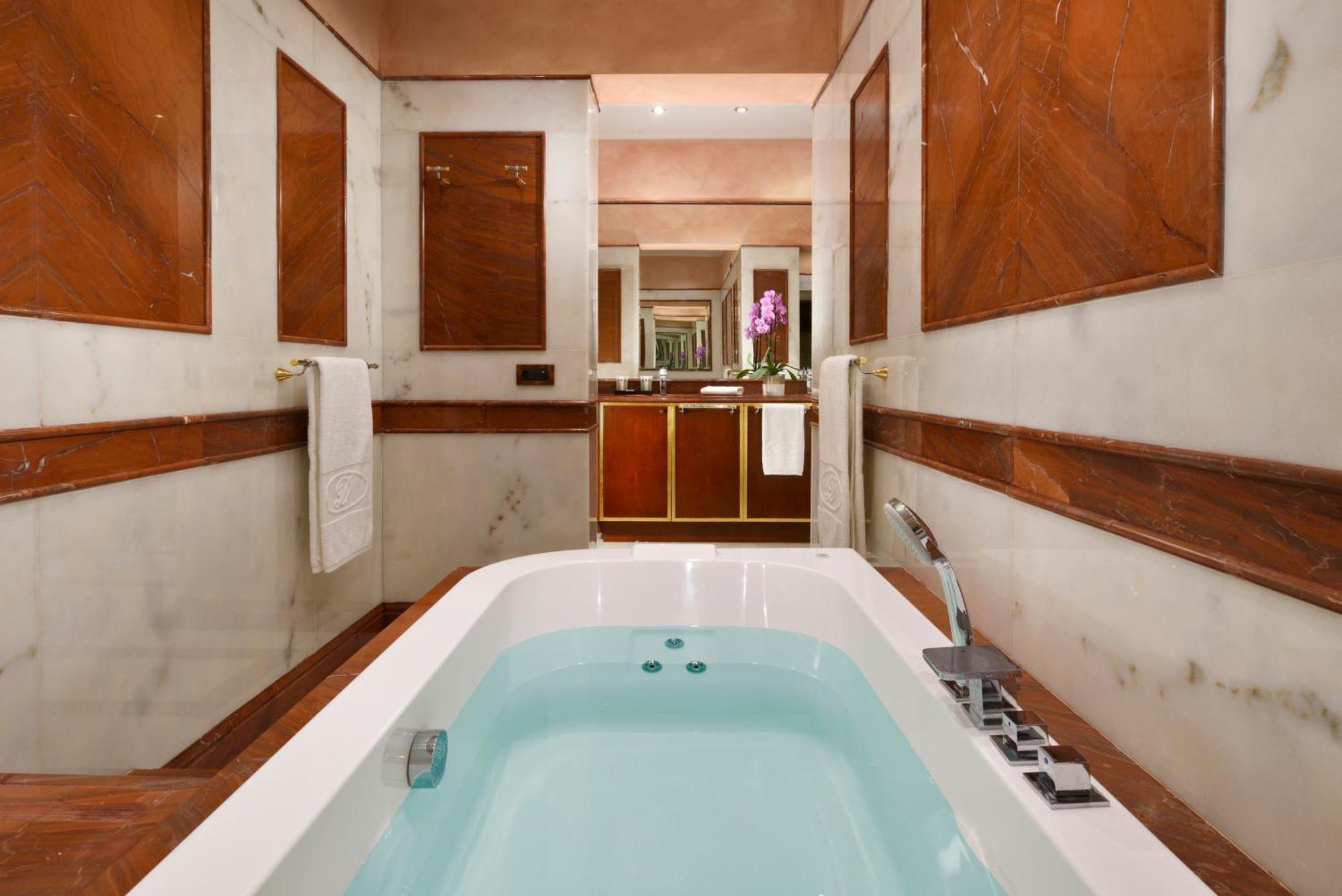 Deluxe Suite Lake View