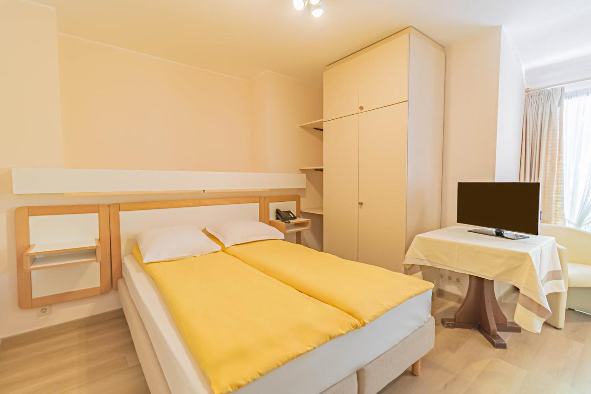 Twin Room,1459279186:JPEG