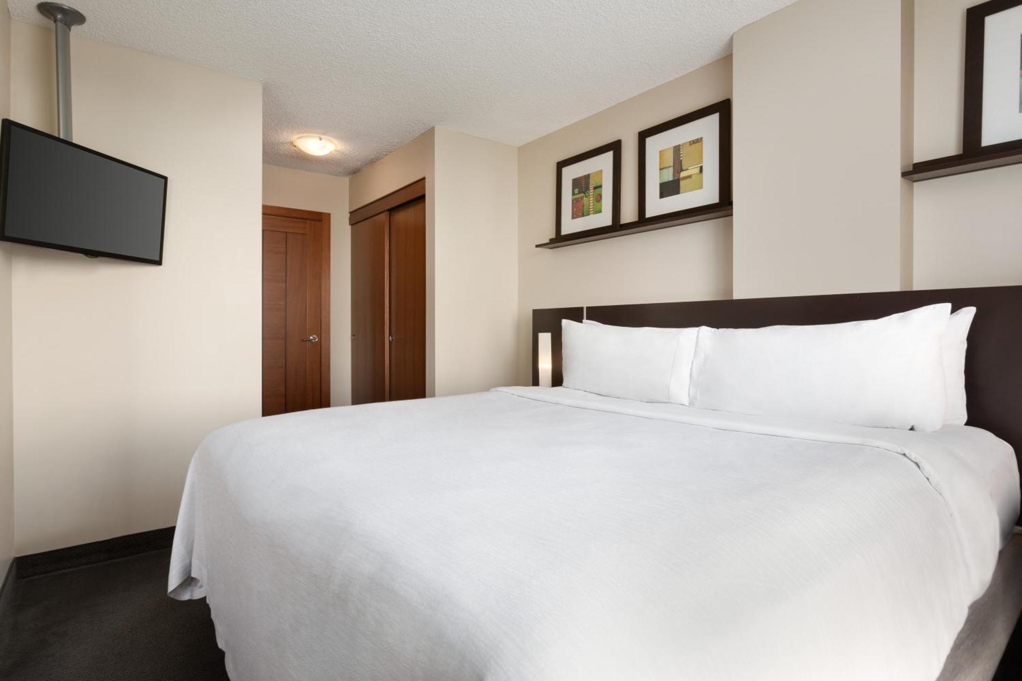 Two-Bedroom Presidential Suite One King Bed Two Double Beds,1551459172:JPEG