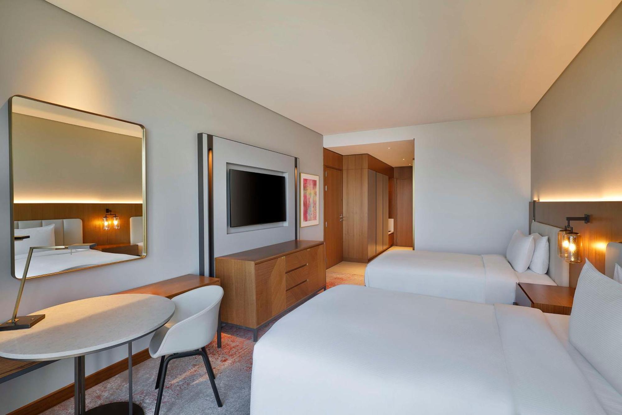 Superior Zimmer mit 2 Doppelbetten und Blick auf das Wasser