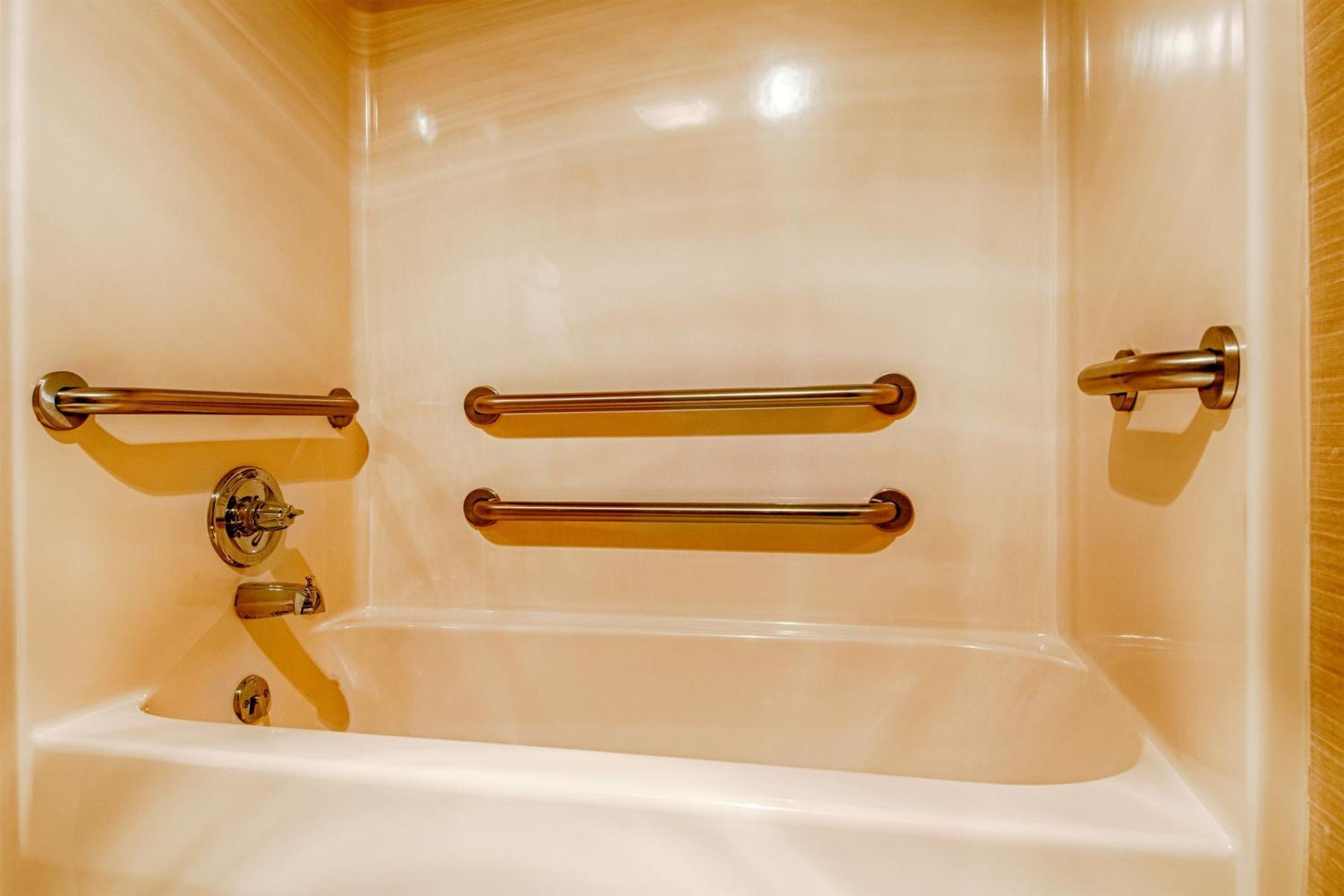 Quadruple Room with Two Queen Beds and Tub - Disability Access/Non Smoking,1627240413:JPEG