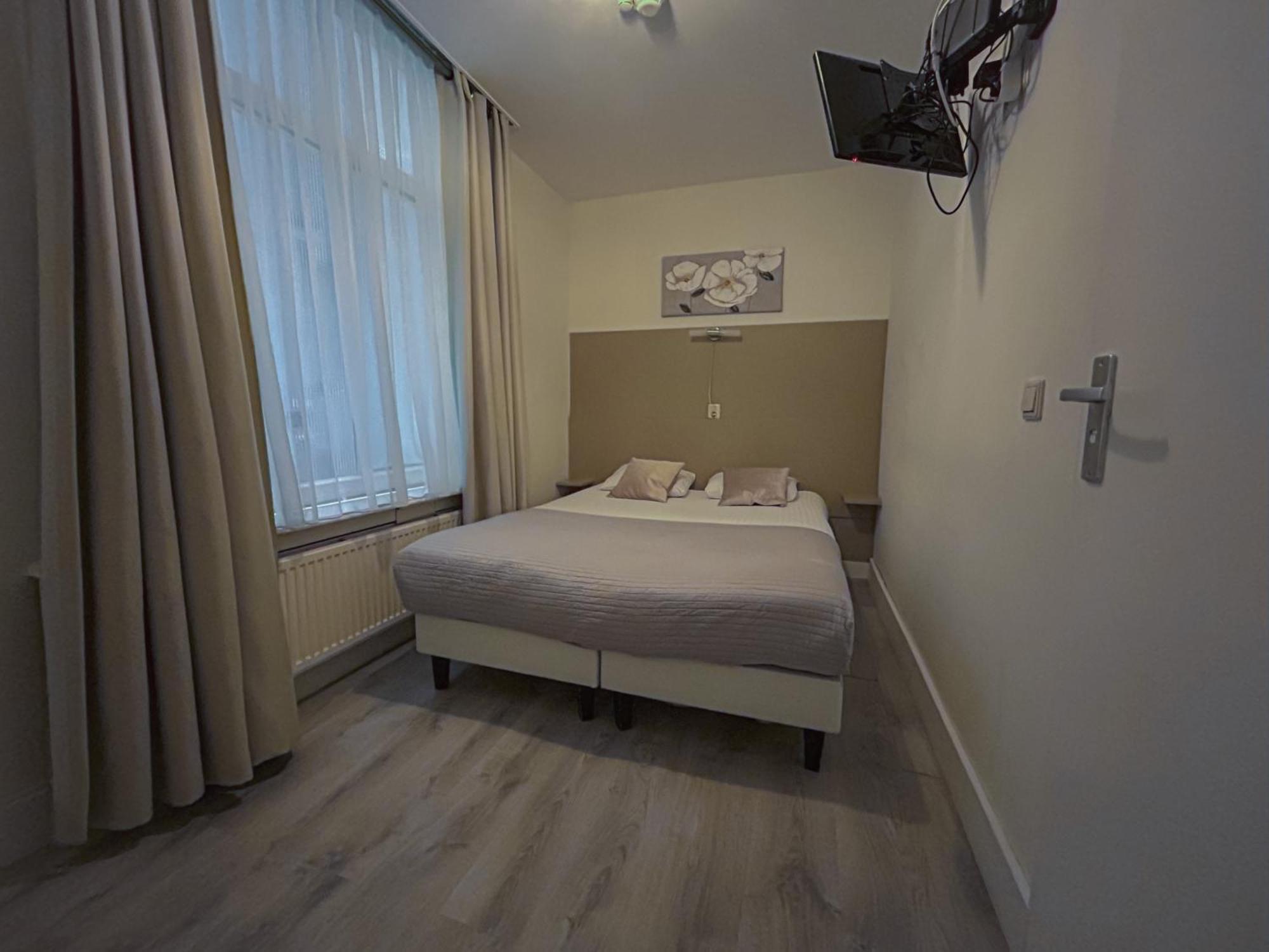 Small Double Room Private Bathroom