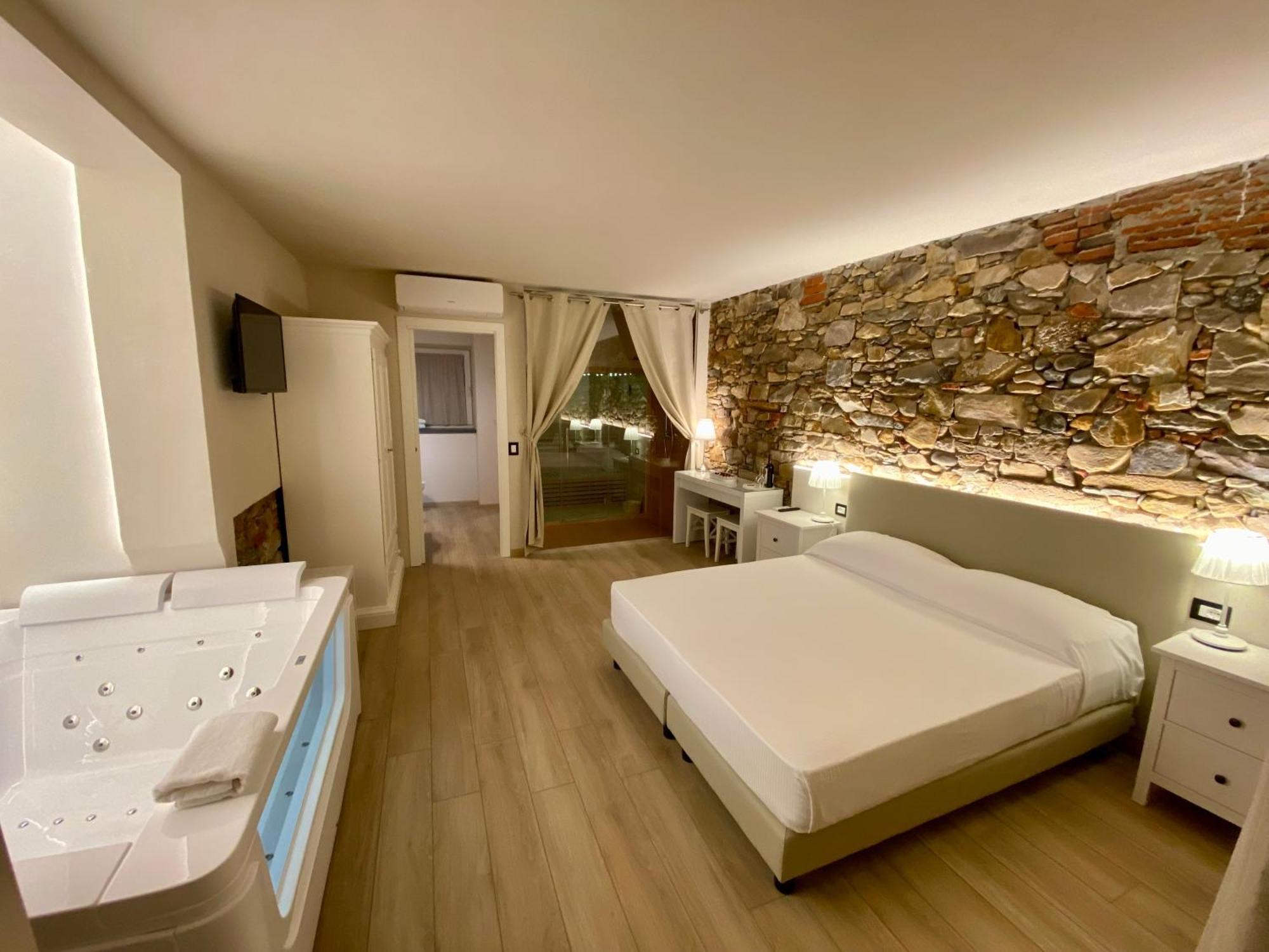King Suite Spa Bath