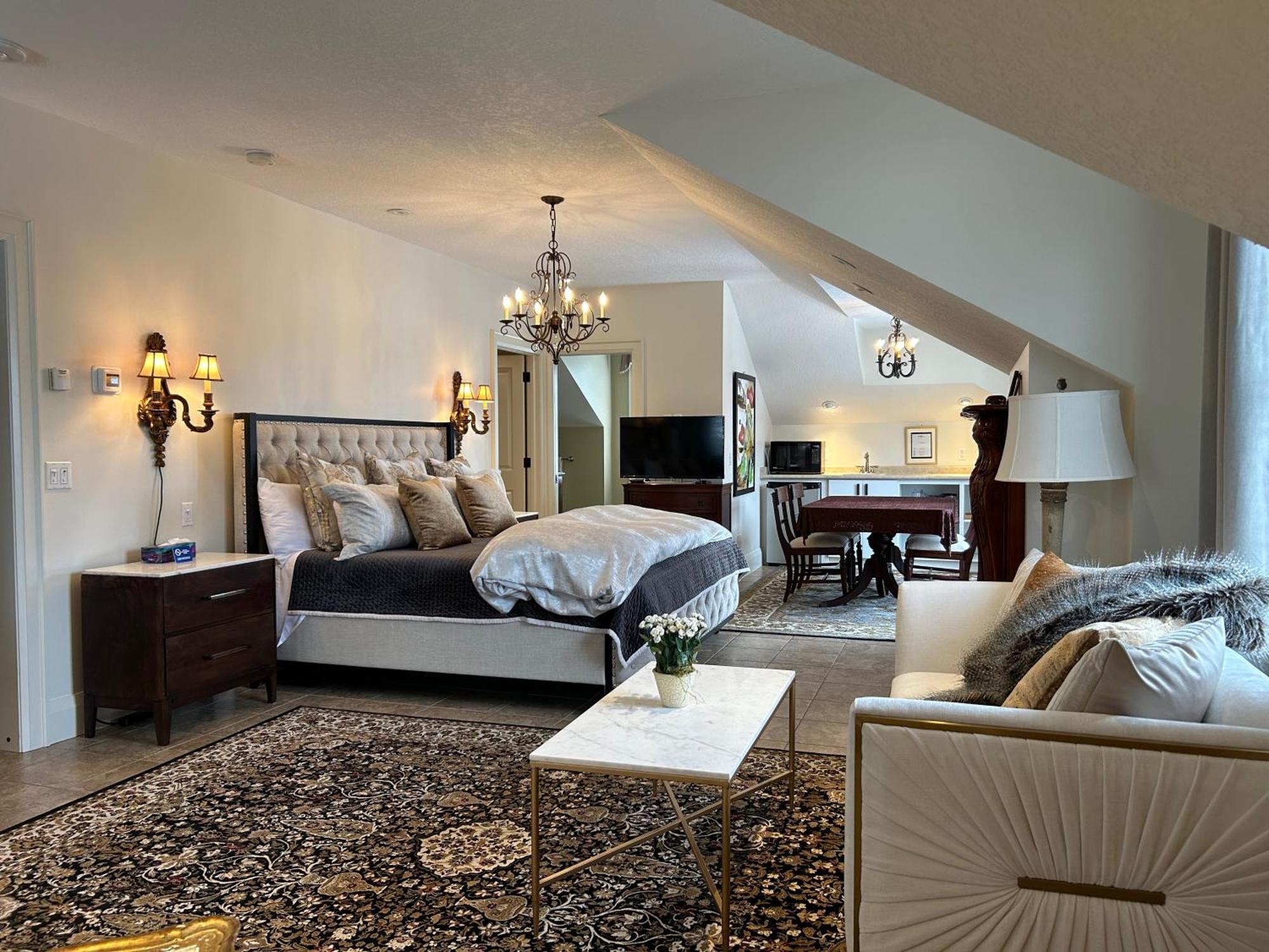 Two-Bedroom Suite,1523886247:JPEG
