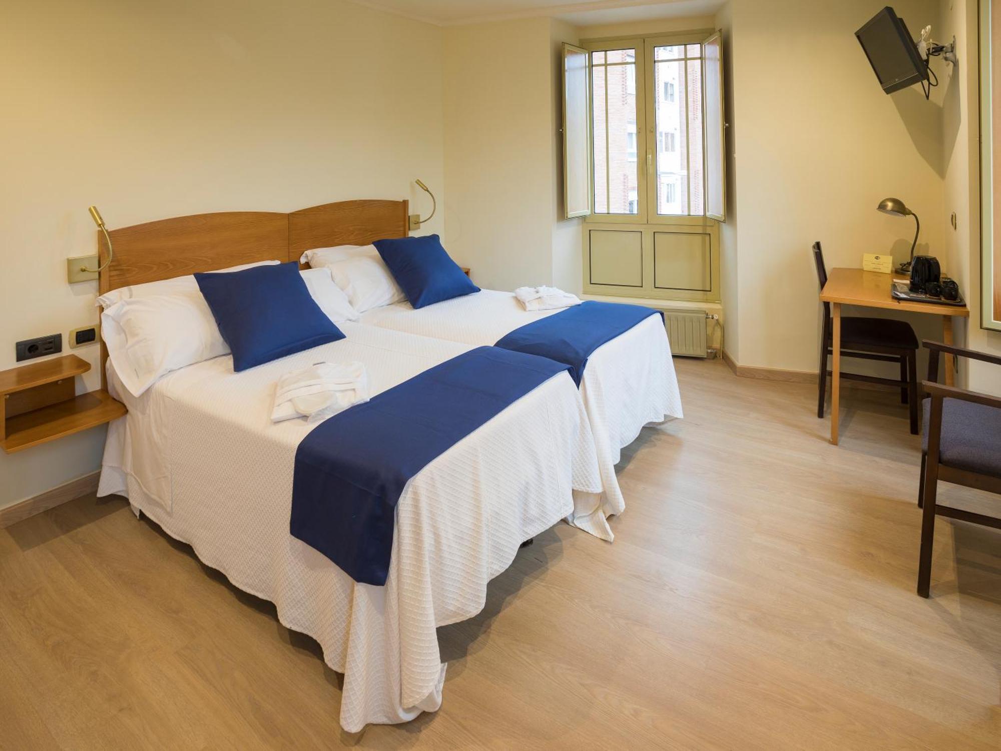 Twin Room,1532087833:JPEG