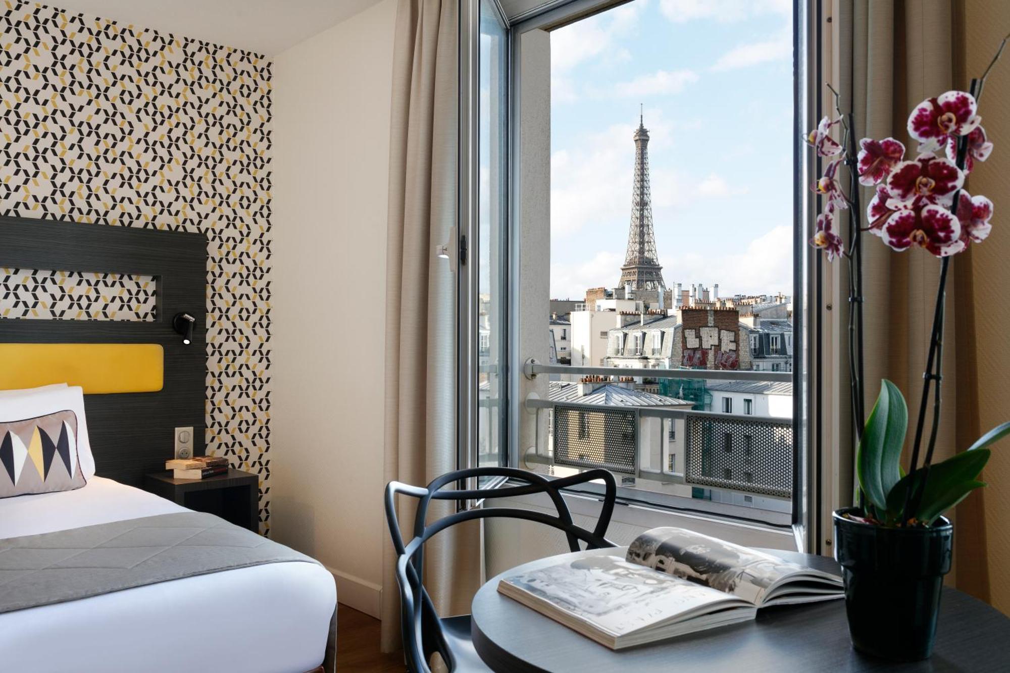 Studio with Eiffel Tower View,1709609375:JPEG