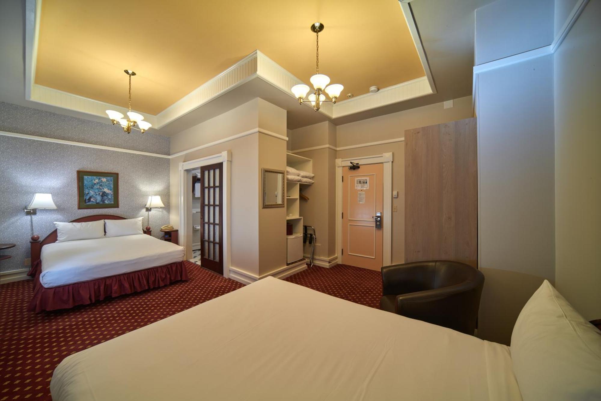 Deluxe Queen Room Two Queen Beds City View Non-Smoking