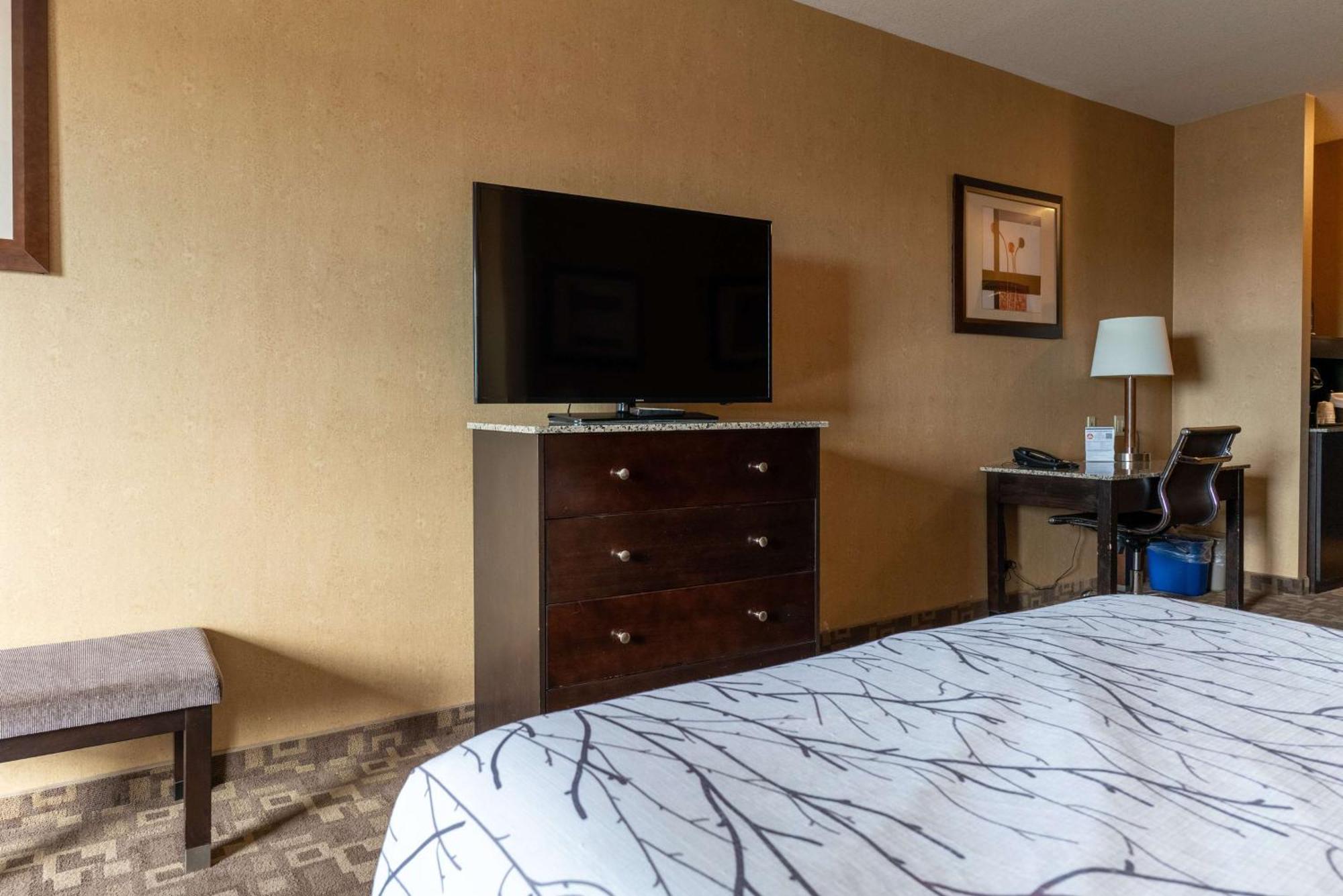 Family Queen Suite Two Queen Beds Sofa Bed or Non-Smoking