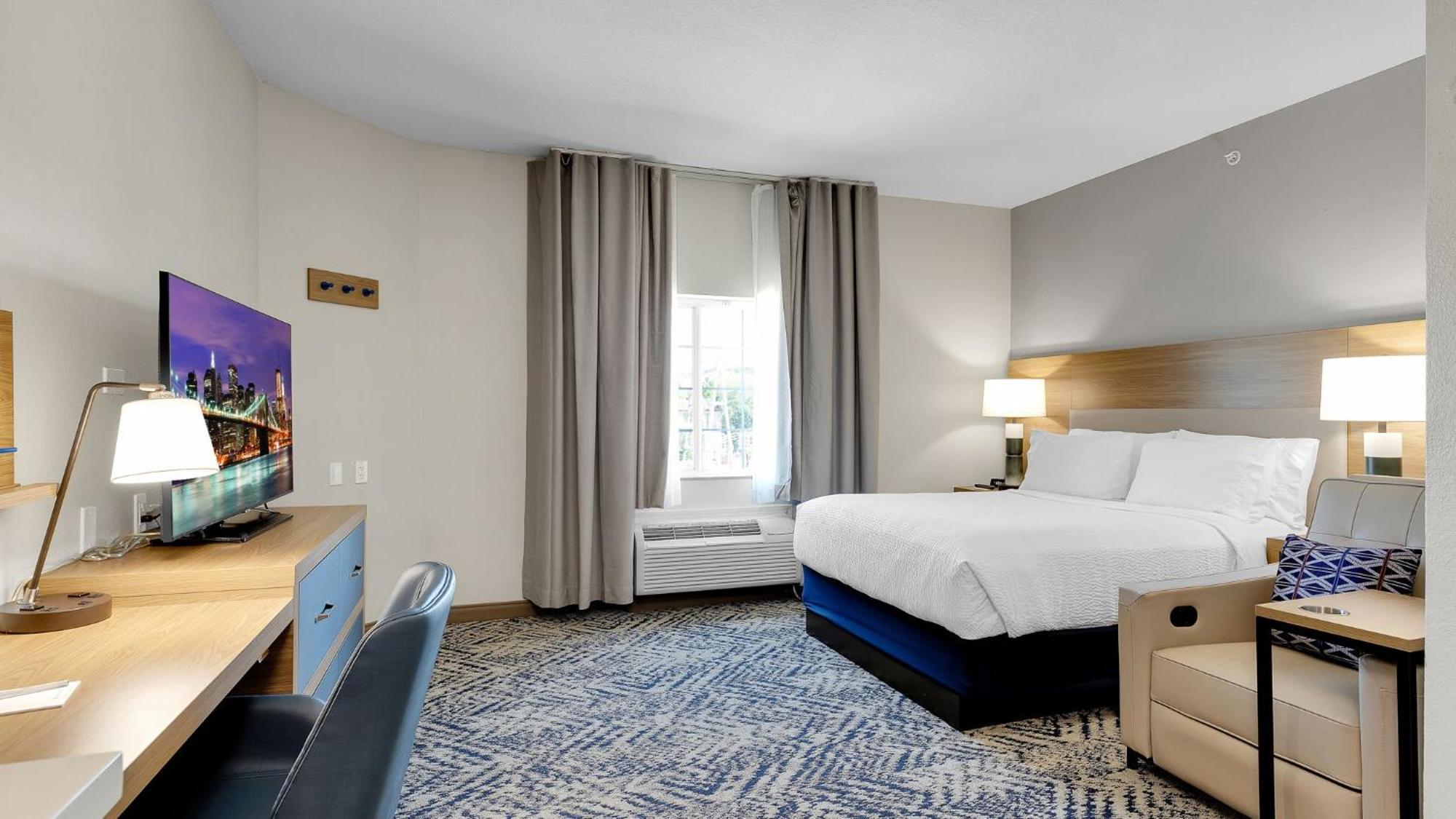 Queen Studio Suite Two Queen Beds Tub Communications or Mobility Accessible,1541932006:JPEG