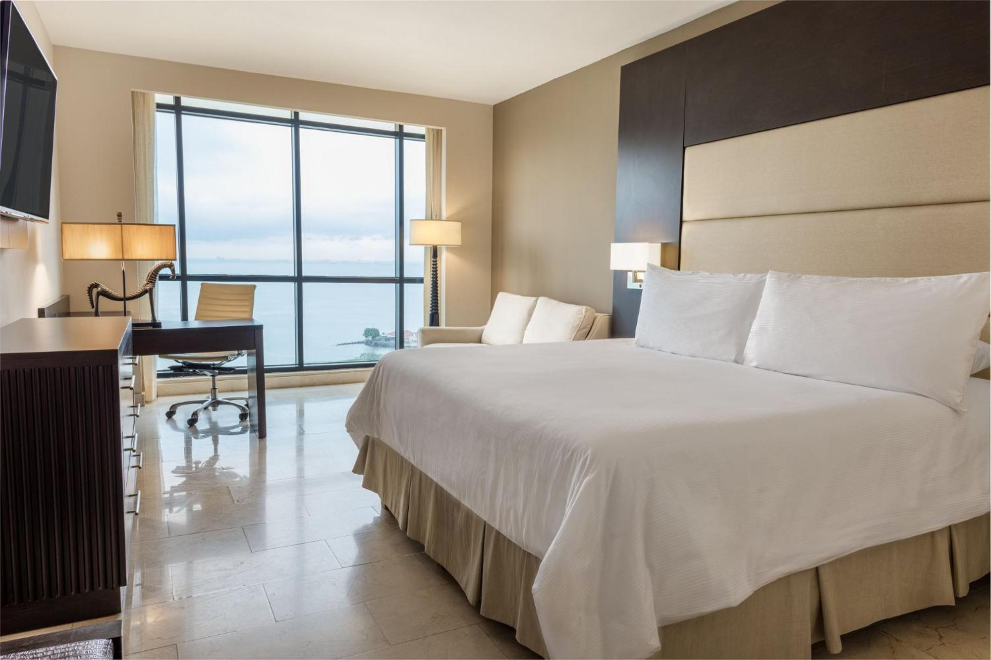 Premium Queen Room High Floor or Club Lounge Access