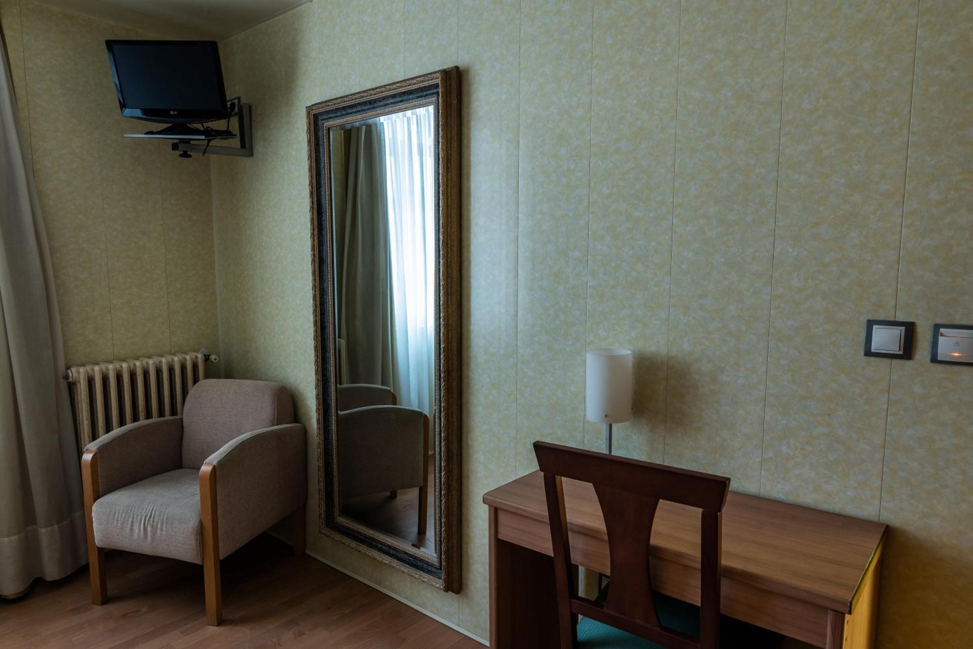 Twin Room,1546518892:JPEG