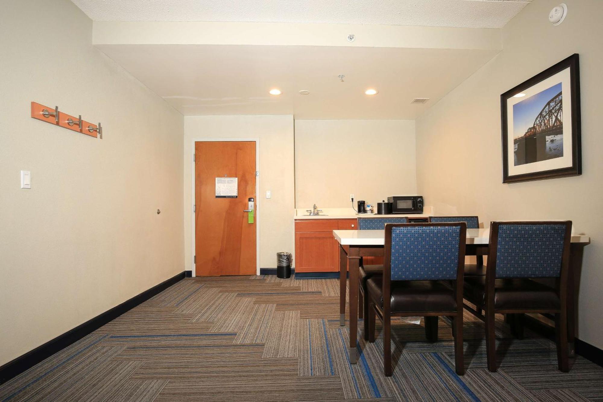 One-Bedroom Queen Suite with Two Queen Beds - Non-Smoking,1710208161:JPEG