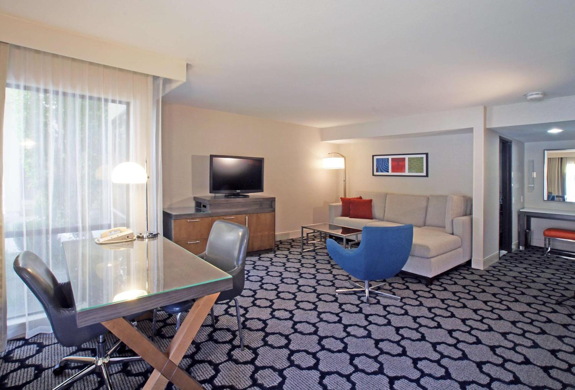 Junior Suite Pool Side No Resort Fees,1551309520:JPEG