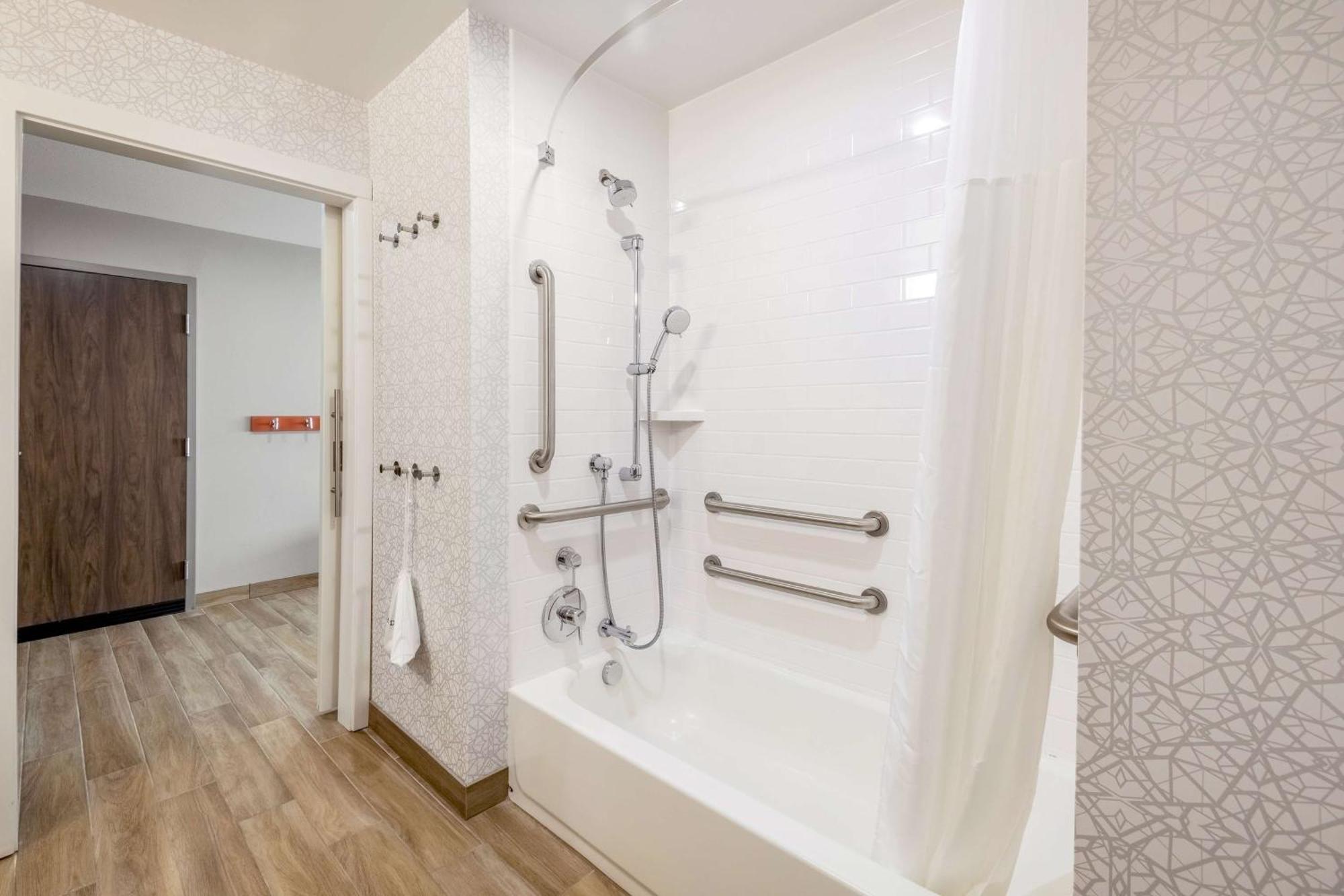 Queen Room Bath Tub Mobility Access or Non-Smoking,1551486292:JPEG