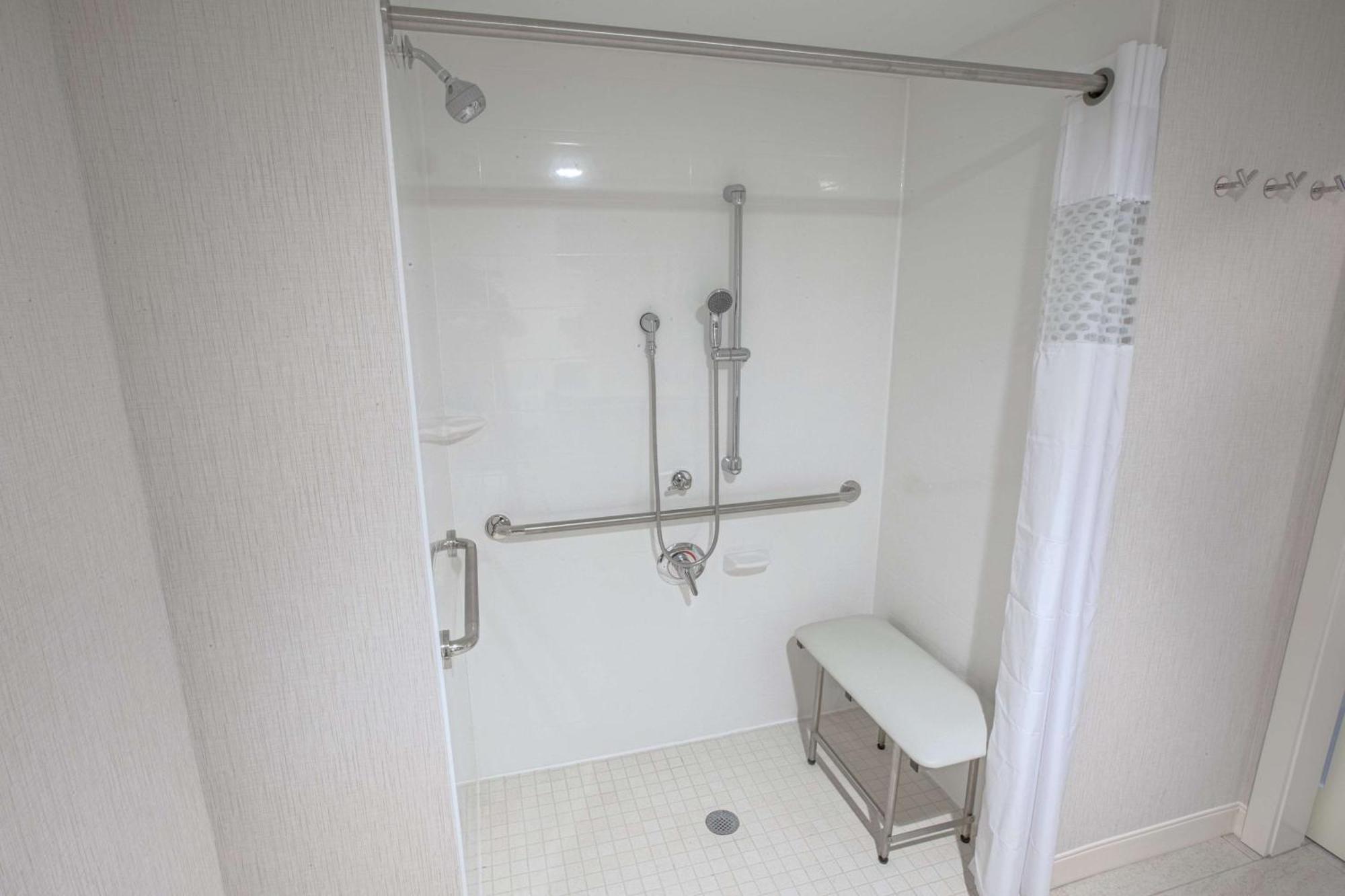 King Room Roll Shower Mobility Access or Non-Smoking,1551953761:JPEG