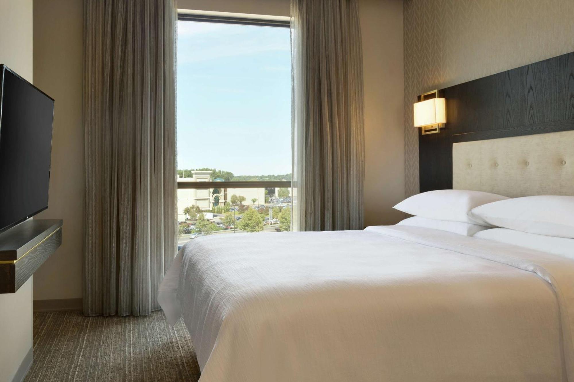 Two-Room King Suite - Non-Smoking,1552325314:JPEG