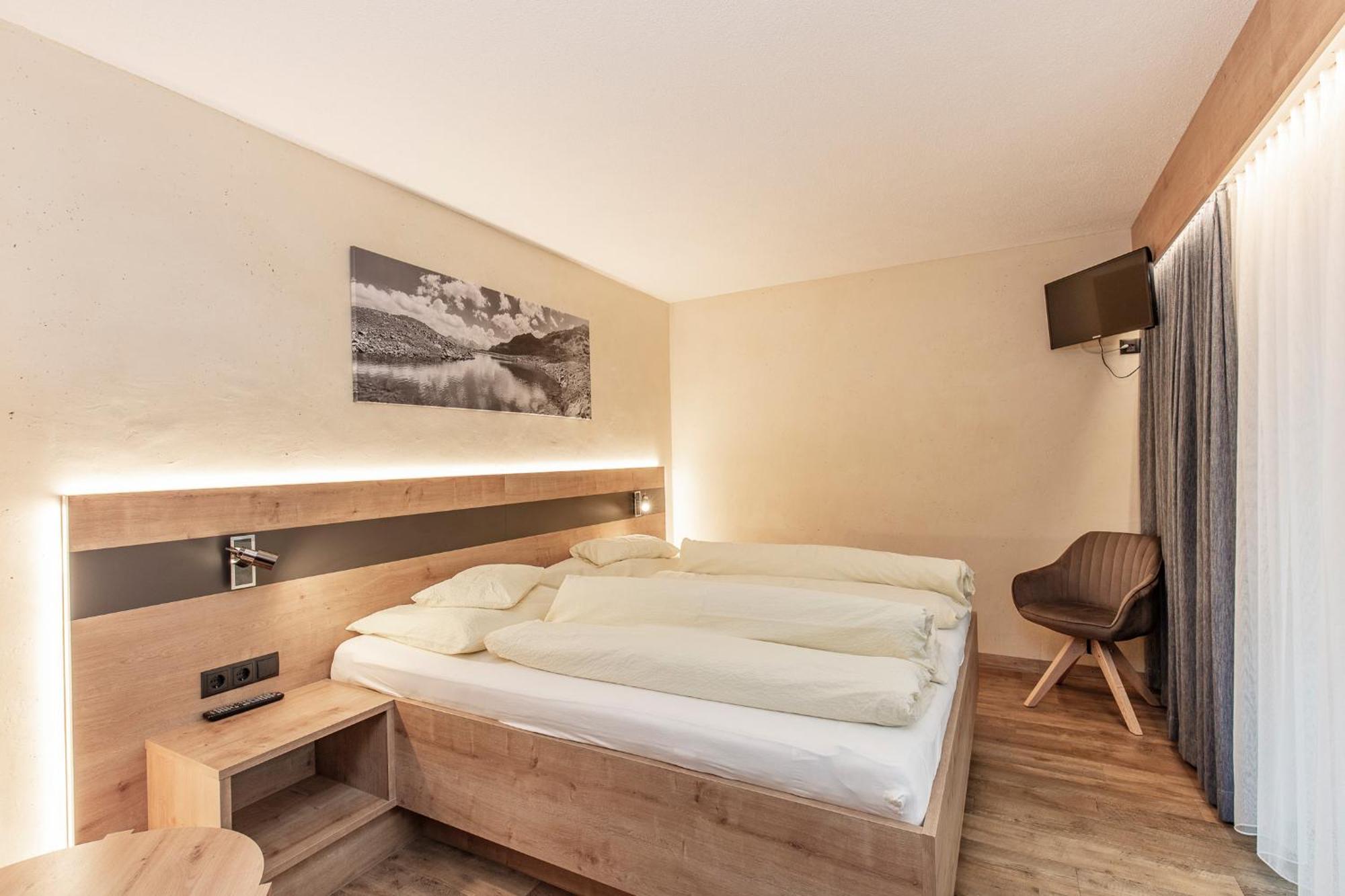 One-Bedroom Apartment Balcony,1553911165:JPEG