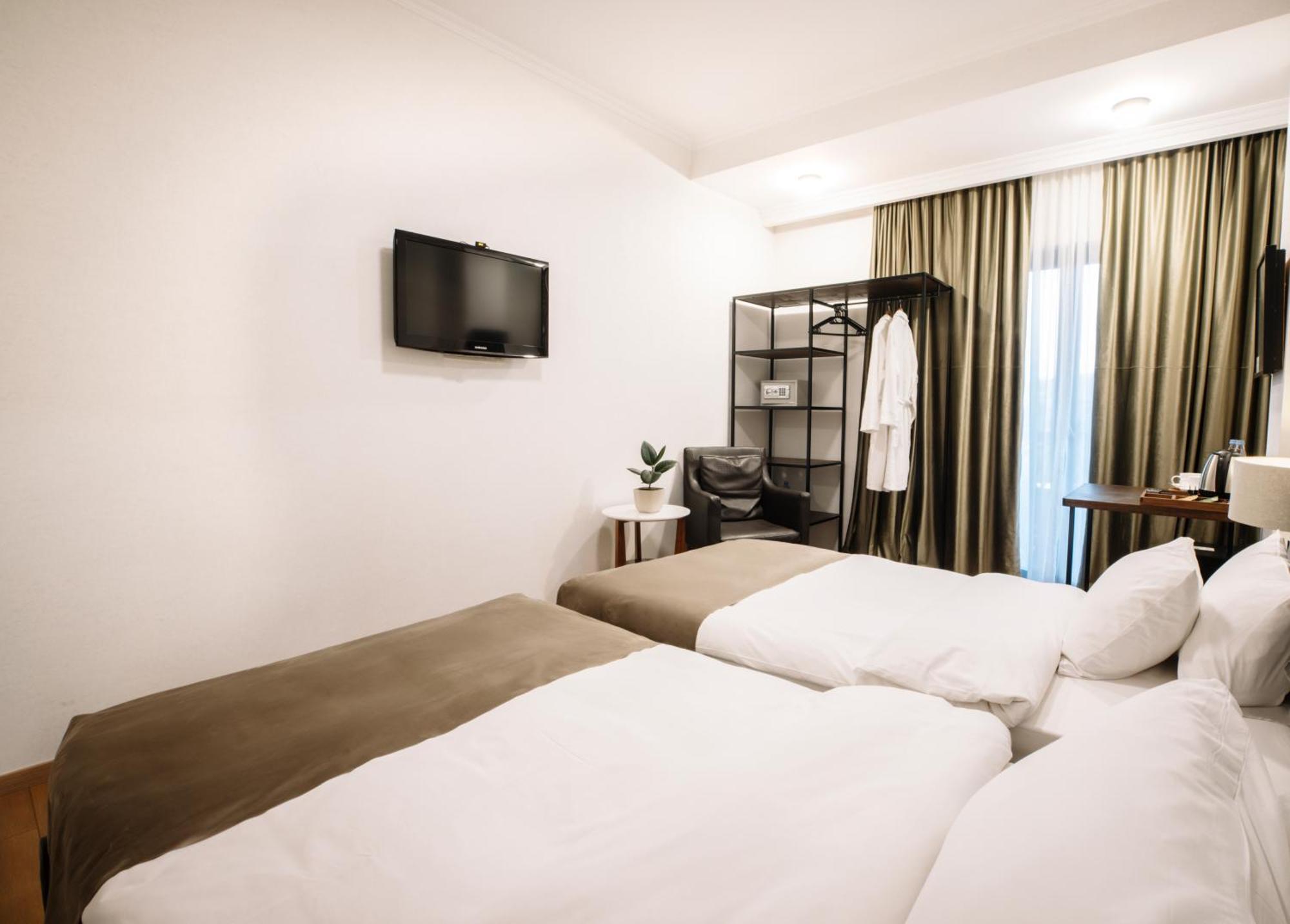 Superior Twin Room City View Balcony