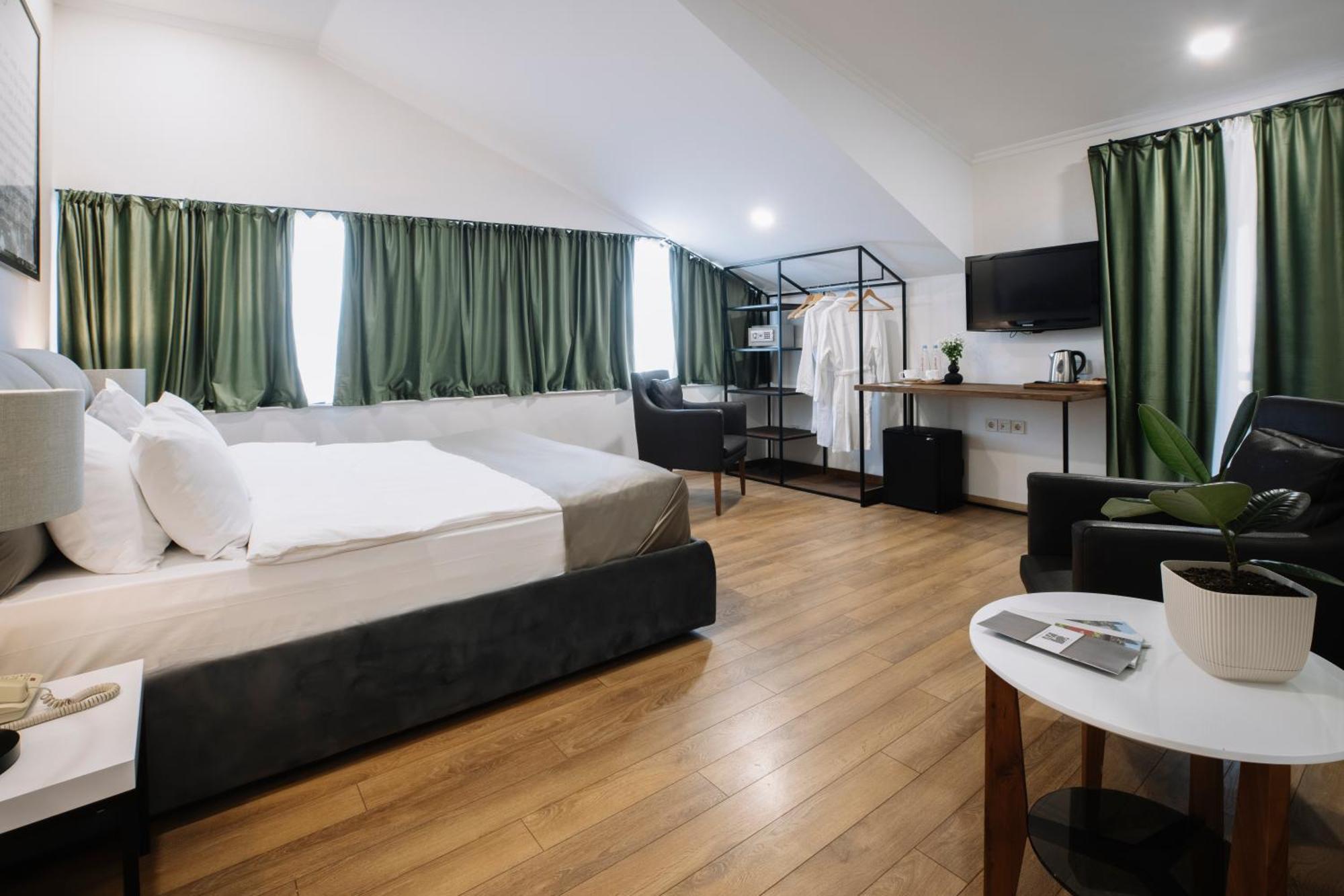 Superior Double Room City View Balcony