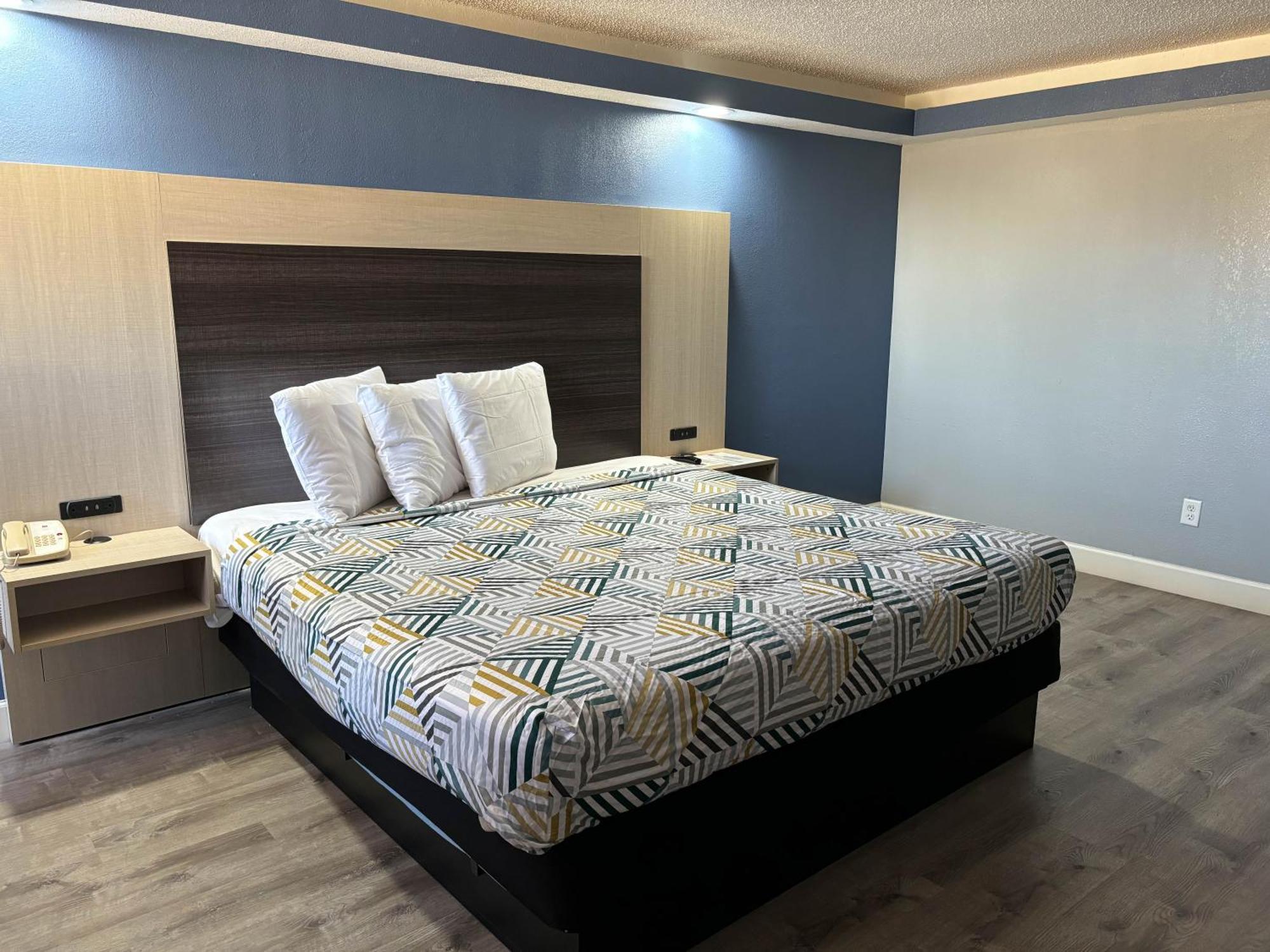 1 King Bed Non Smoking,1574720936:JPEG