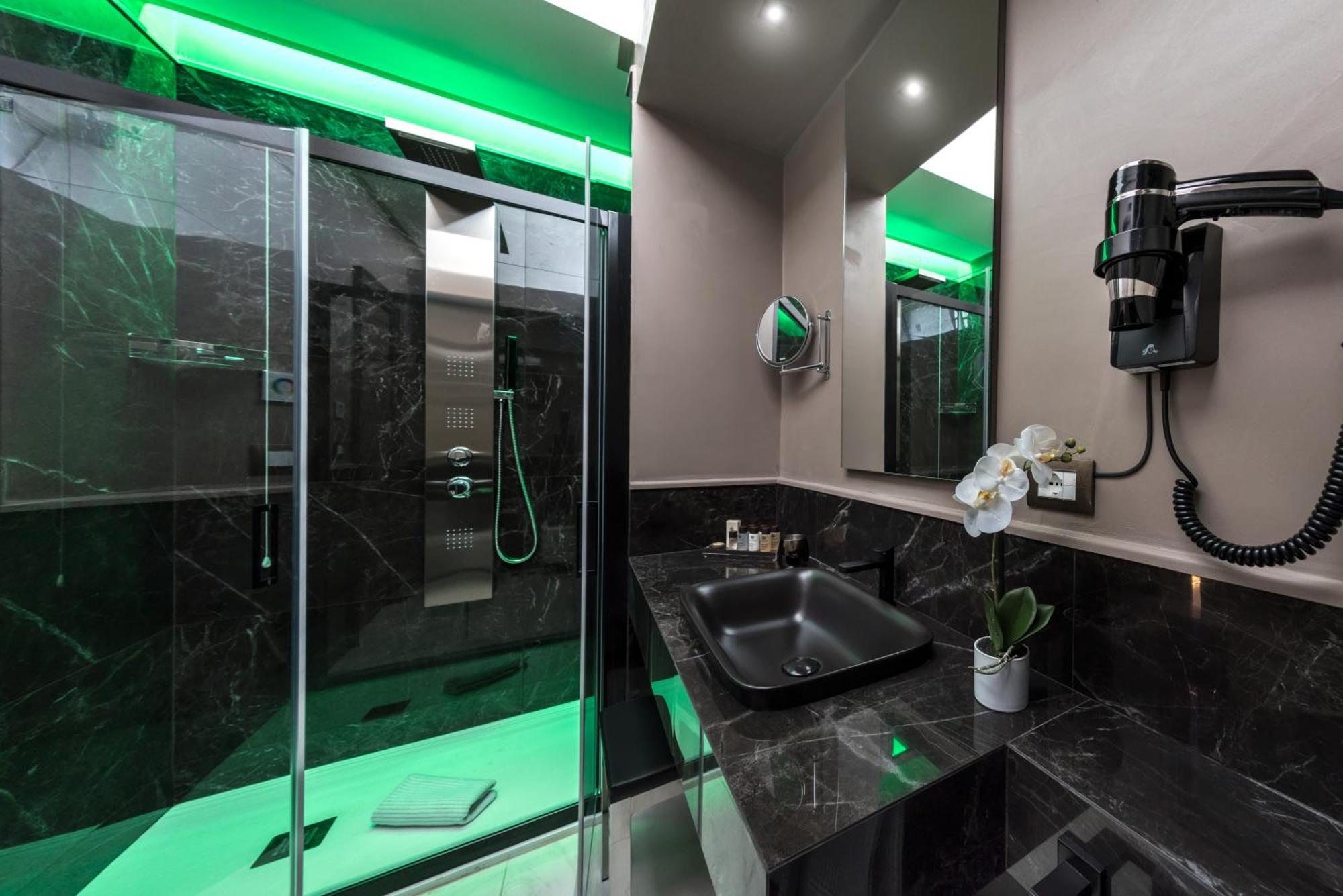 Deluxe Double Room Bath