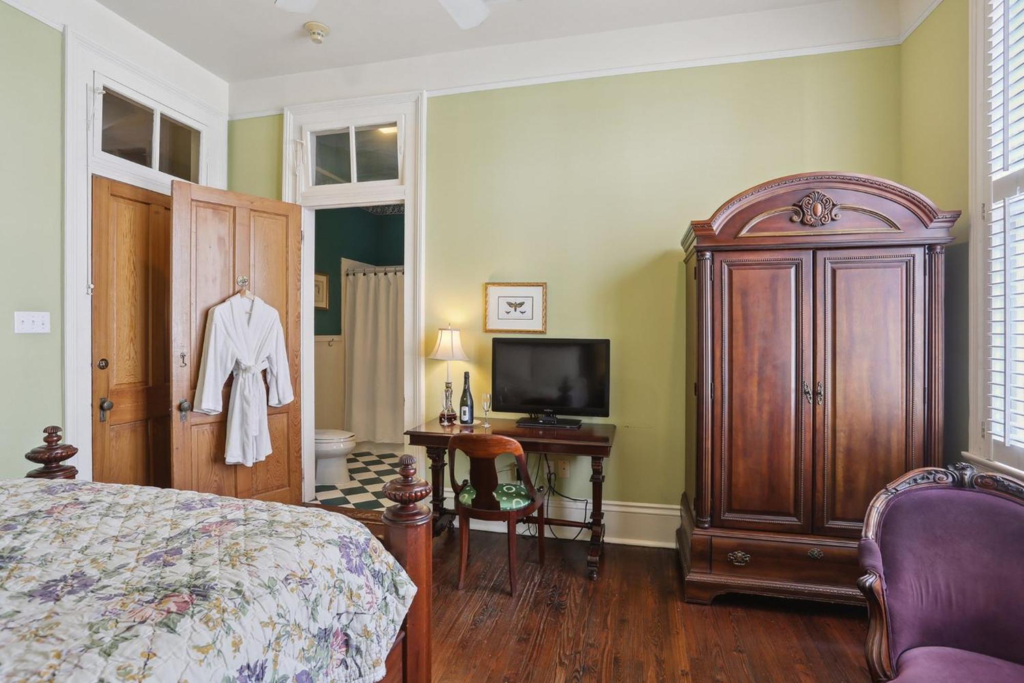 Deluxe Queen Room