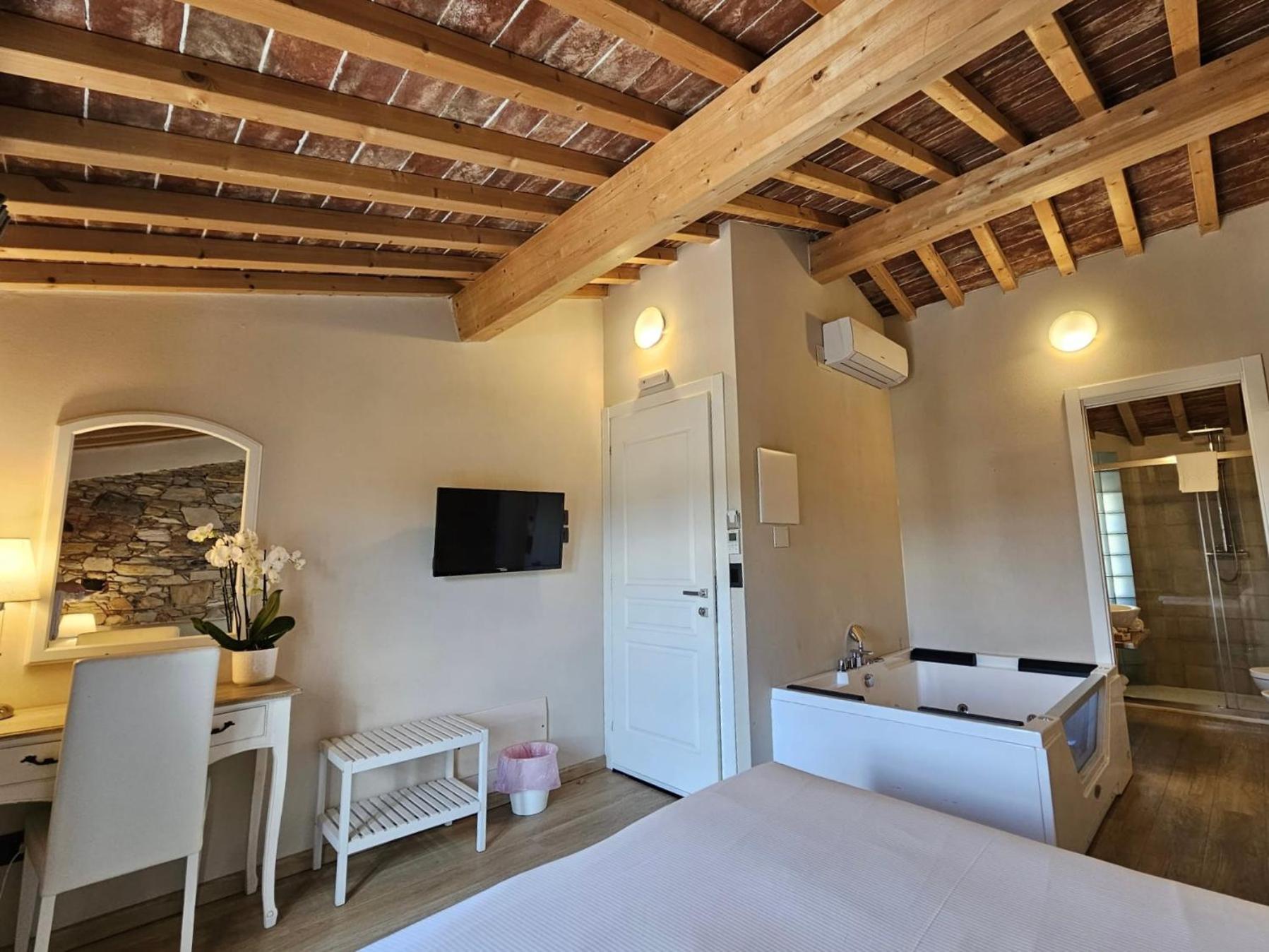 Deluxe Double Room Bath