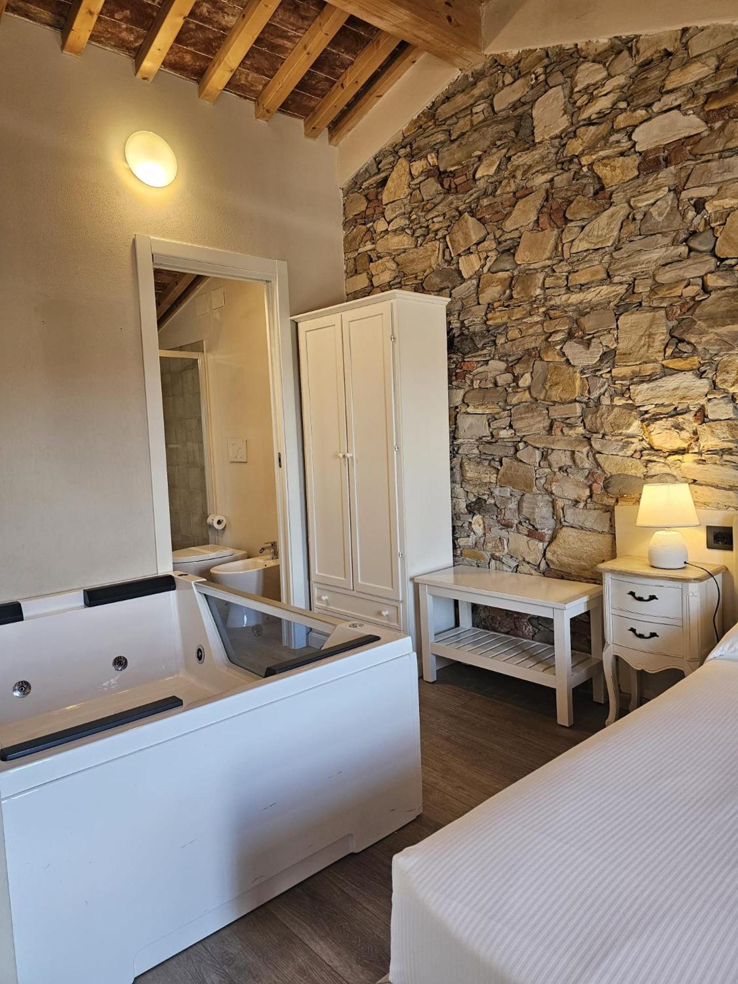 Deluxe Double Room Bath,1586197217:JPEG