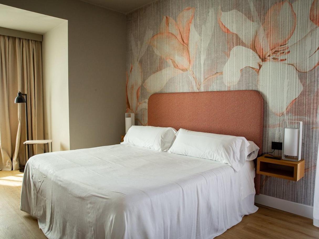 Deluxe Double or Twin Room Pool View