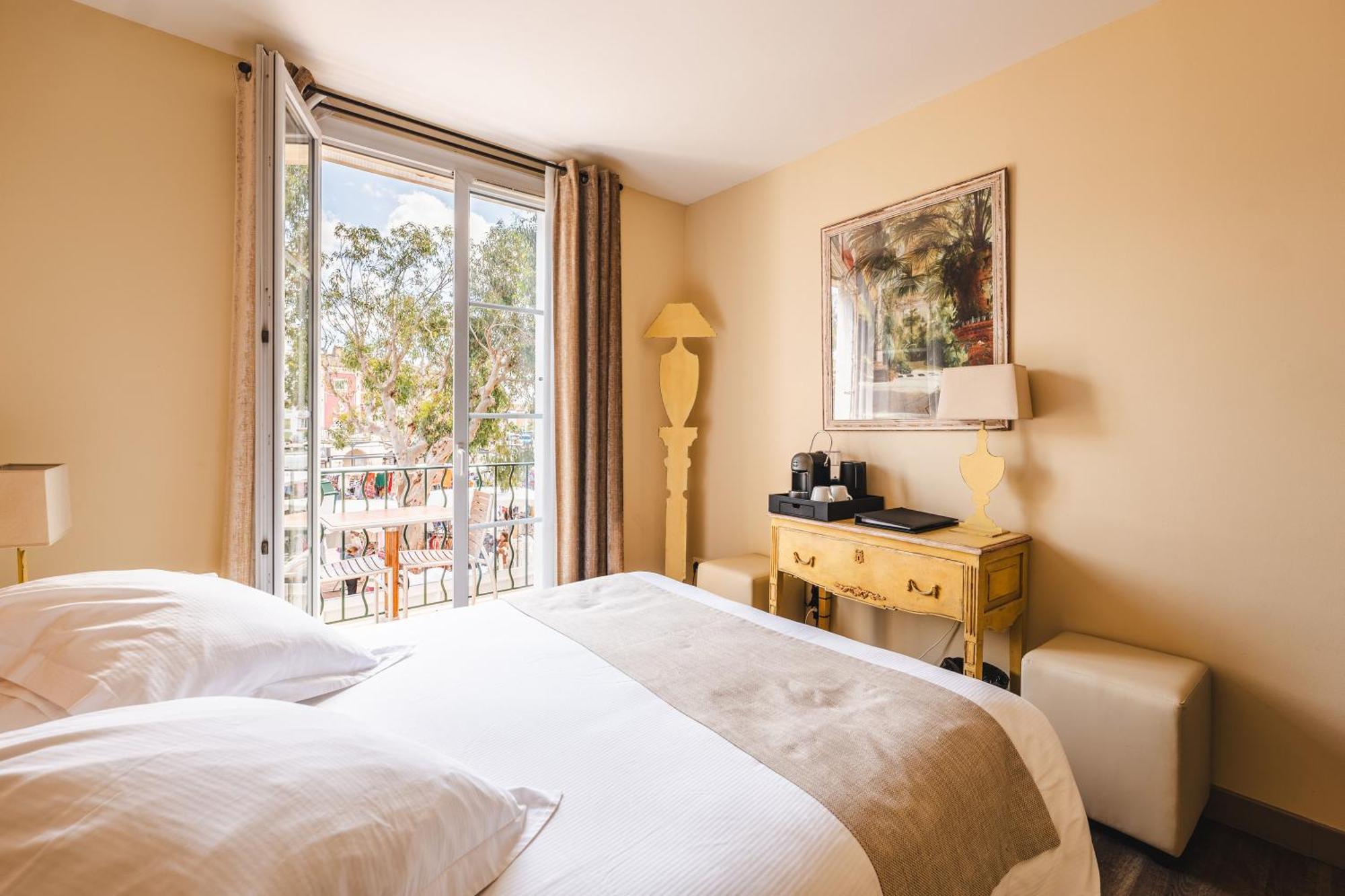 Double Room Market View,1586827593:JPEG