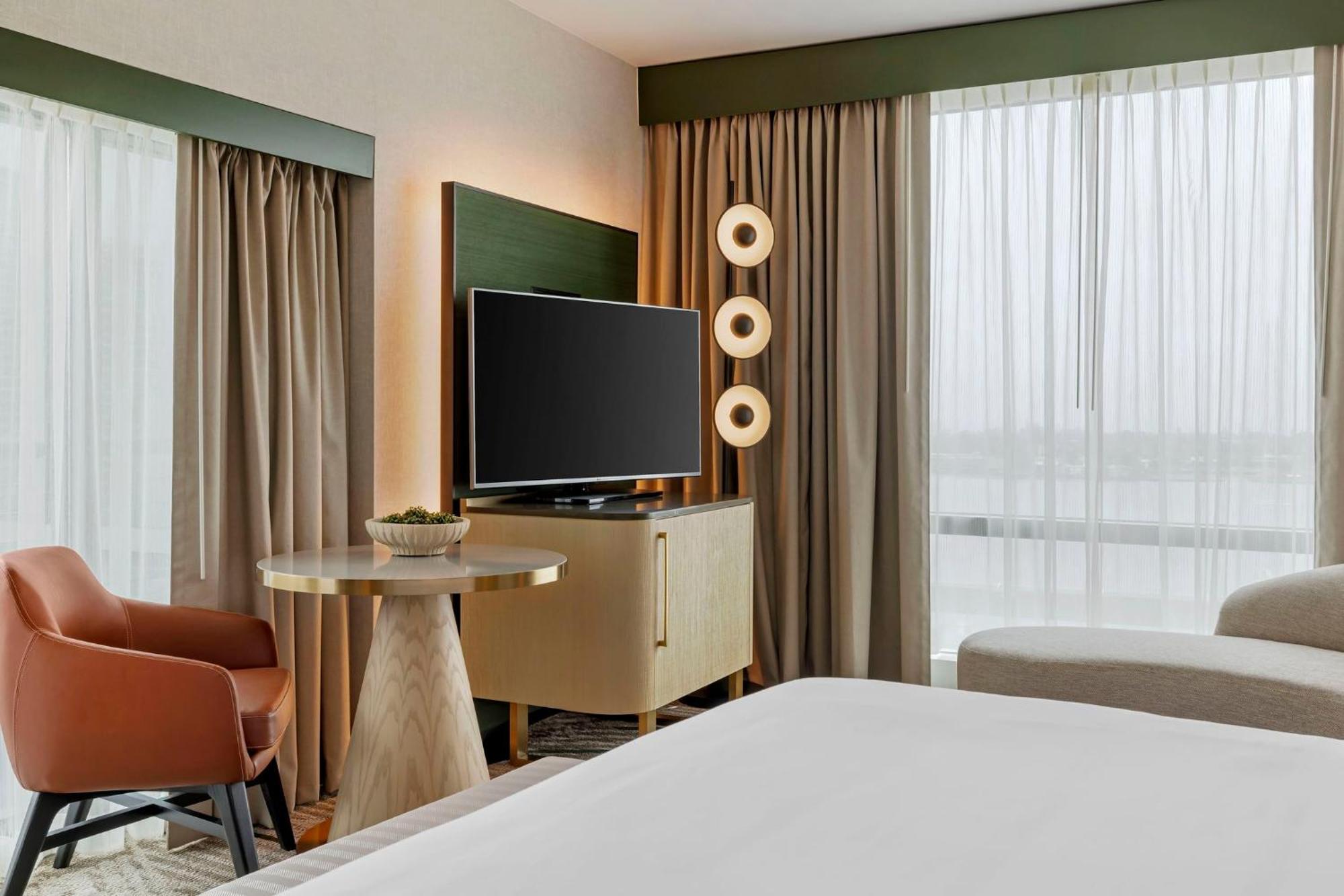 Premier Corner Room 1 King Balcony Bay View