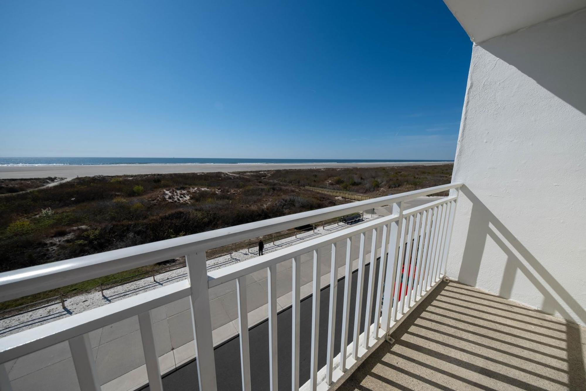 Direct Oceanfront Efficiency- 1 Room - King Bed & sleeper sofa,  with Private Balcony,1756561011:JPEG