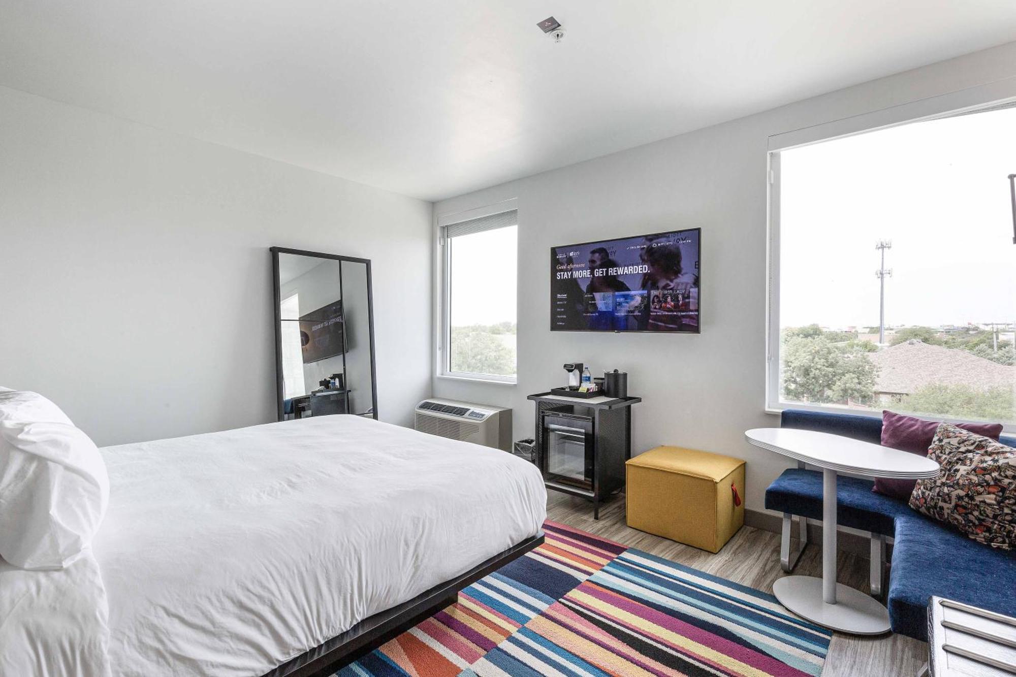 Guest Room 1 King,1643205678:JPEG