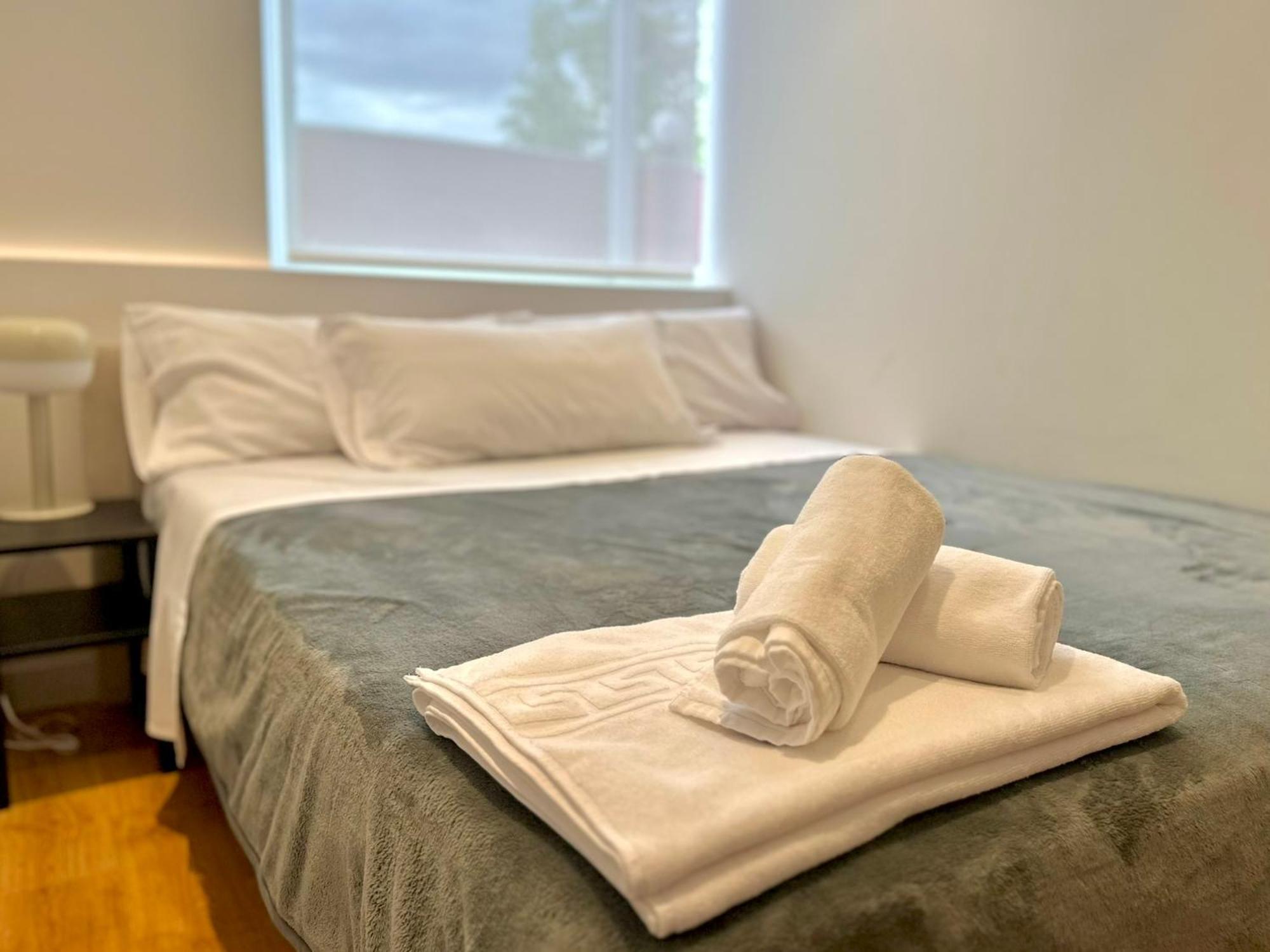 Deluxe One-Bedroom Apartment City View