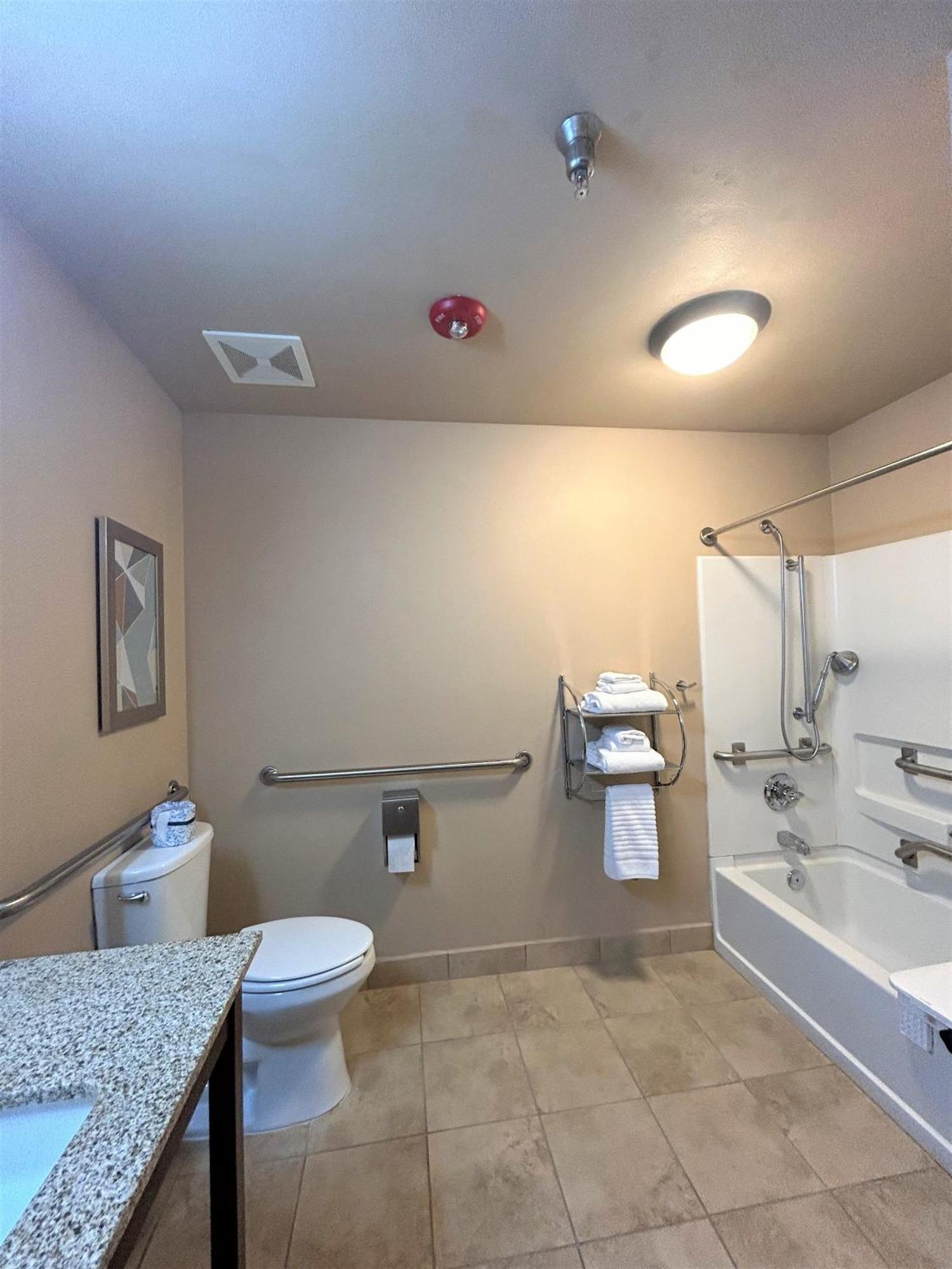 Queen Room Accessible Tub Accessible or Non Smoking,1606557493:JPEG