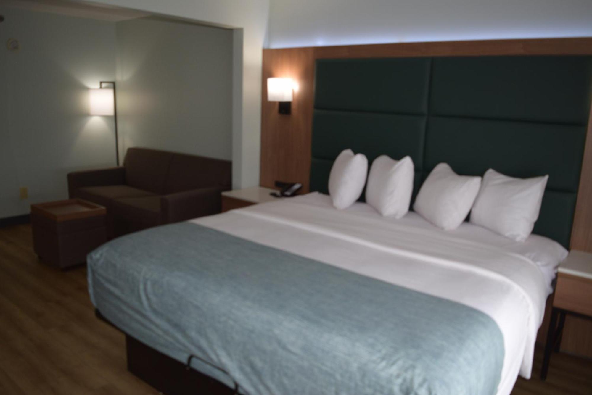 One-Bedroom Deluxe King Suite Non-Smoking,1722904592:JPEG