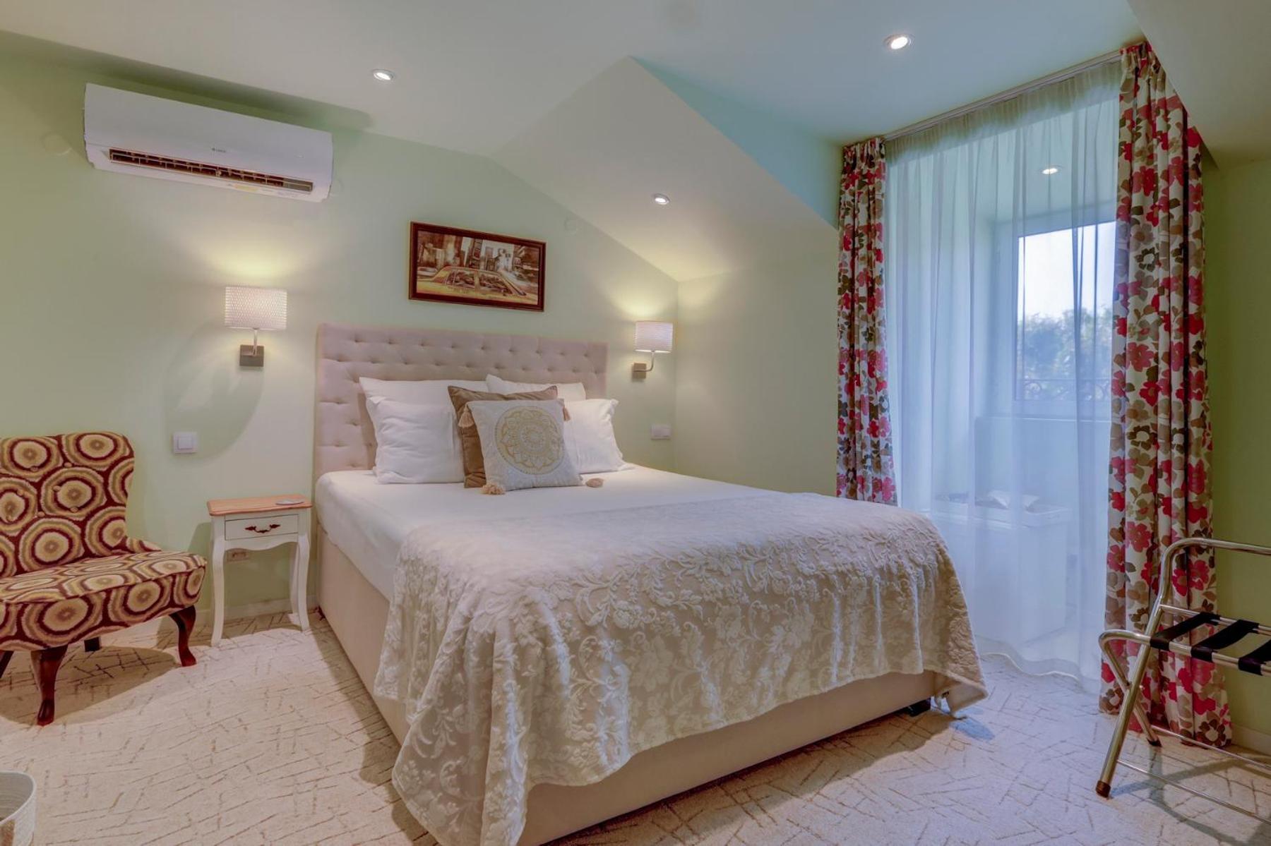 Standard Queen Room