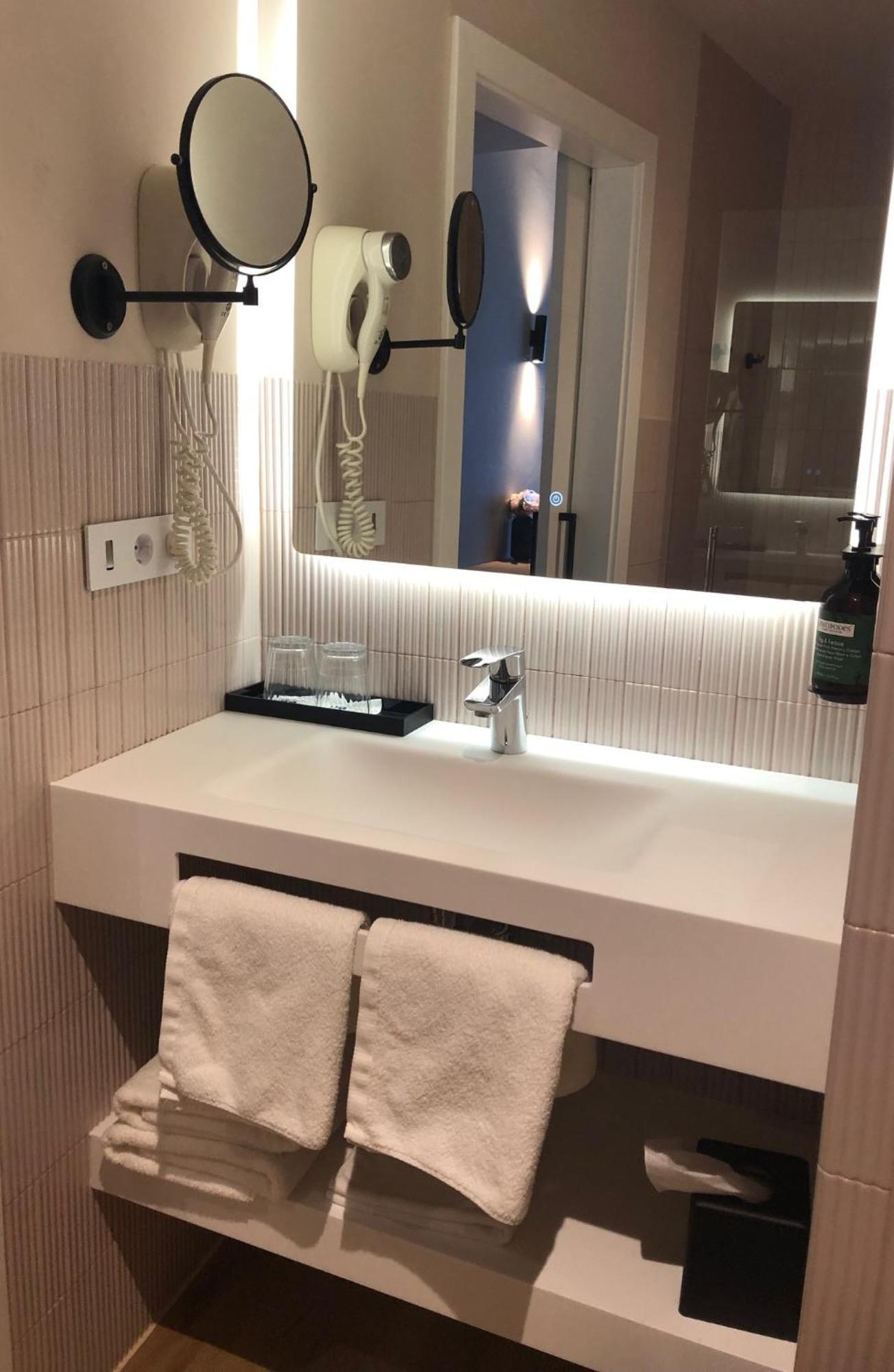 Deluxe Double or Twin Room Pool View