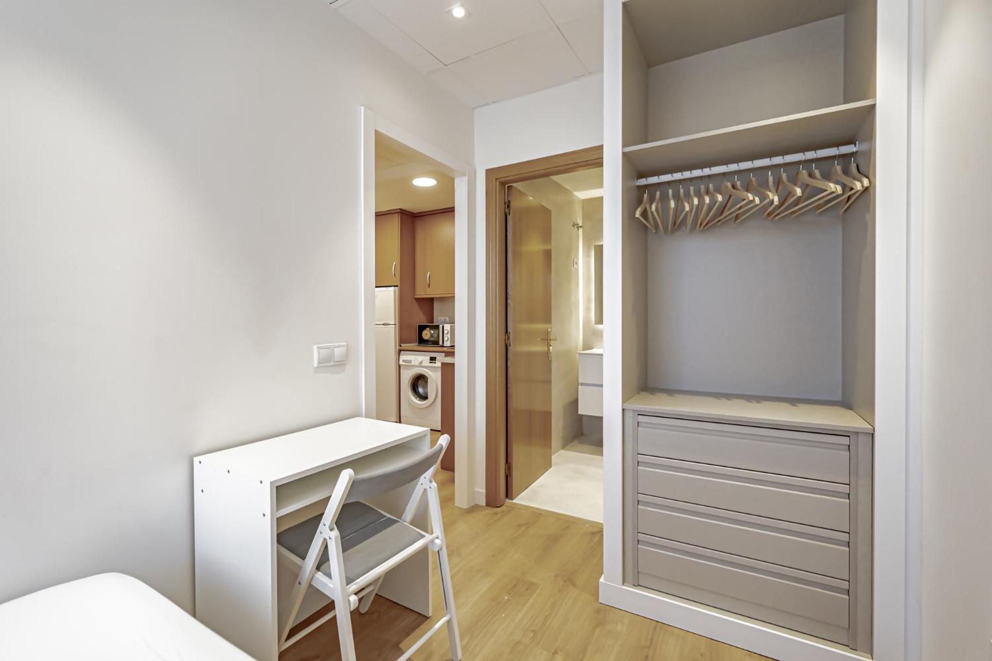 Deluxe One-Bedroom Apartment City View