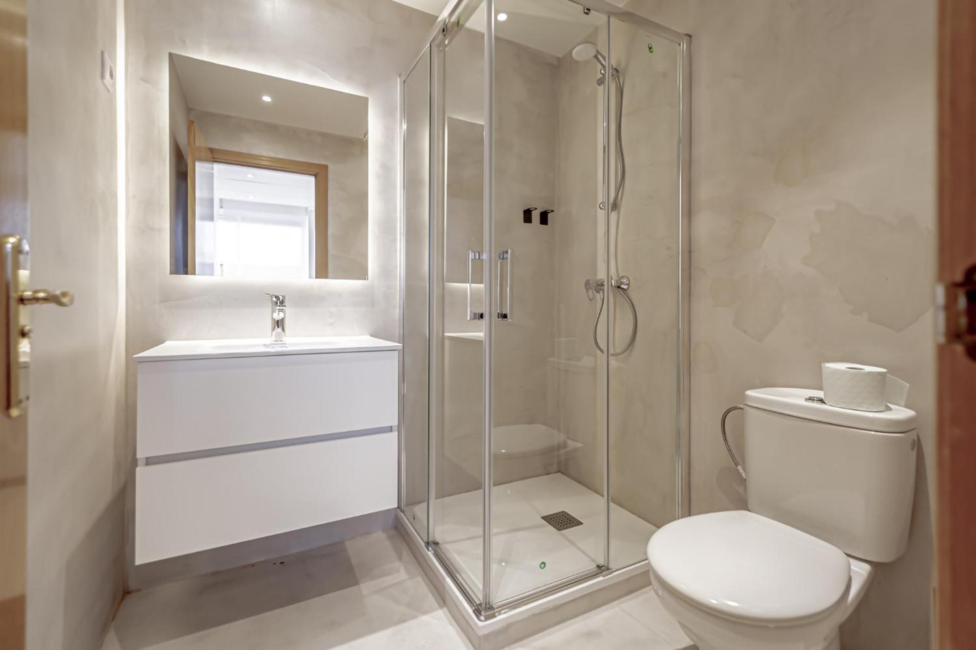 Deluxe One-Bedroom Apartment City View