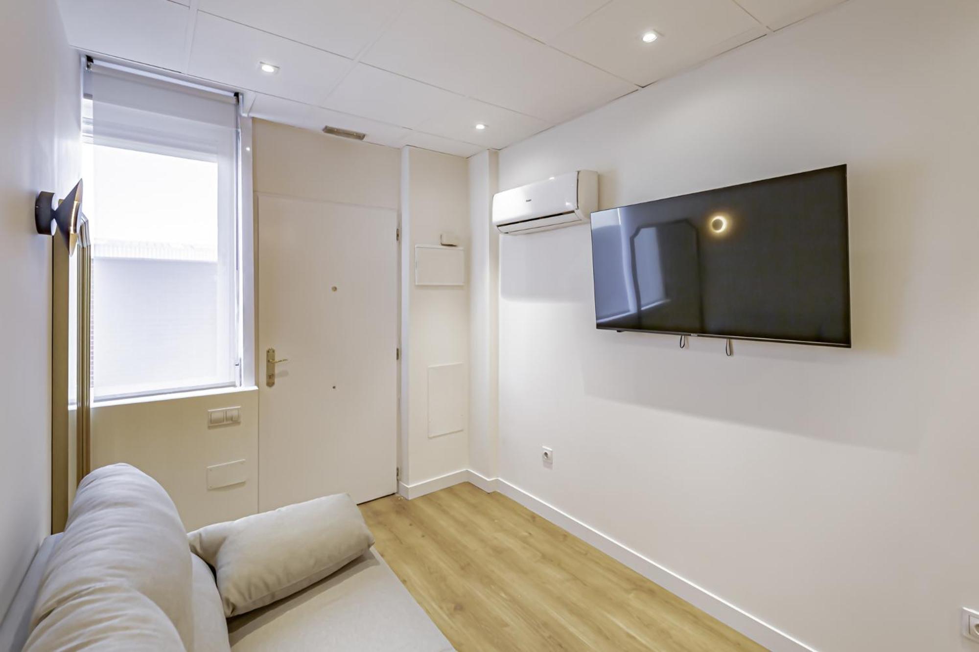 Deluxe One-Bedroom Apartment City View