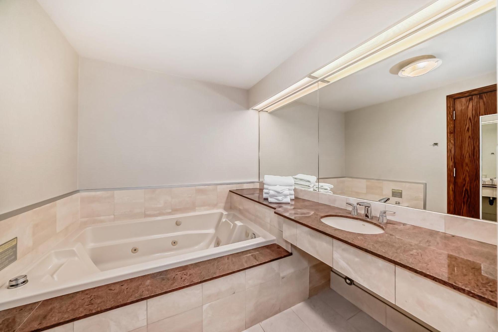 Queen Suite Whirlpool