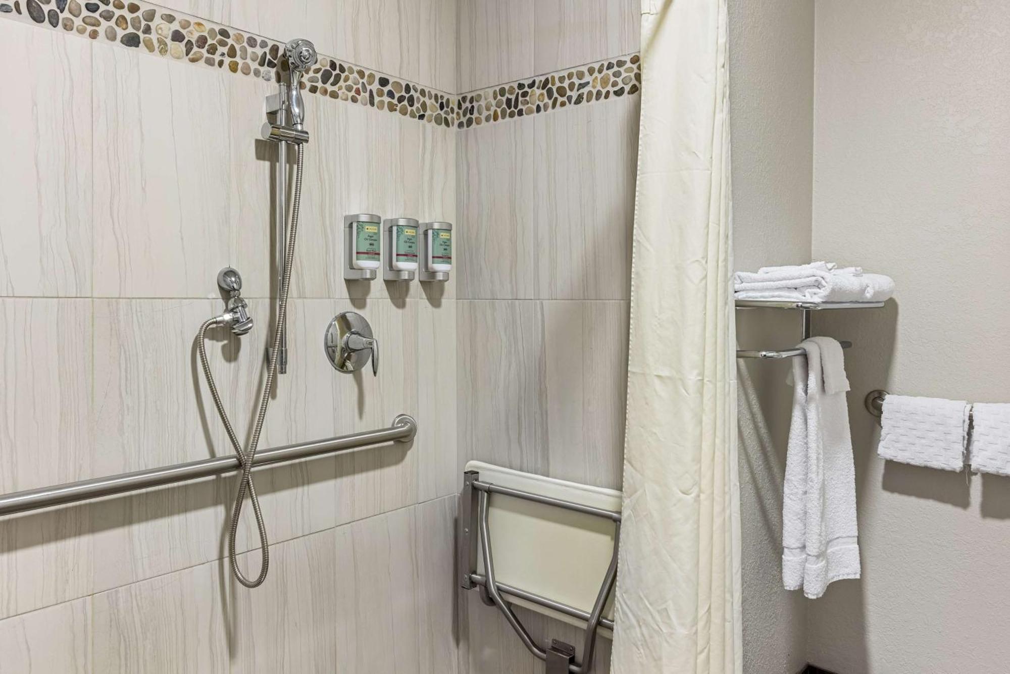 Queen Room Roll Shower Disability Access Non smoking,1622035052:JPEG