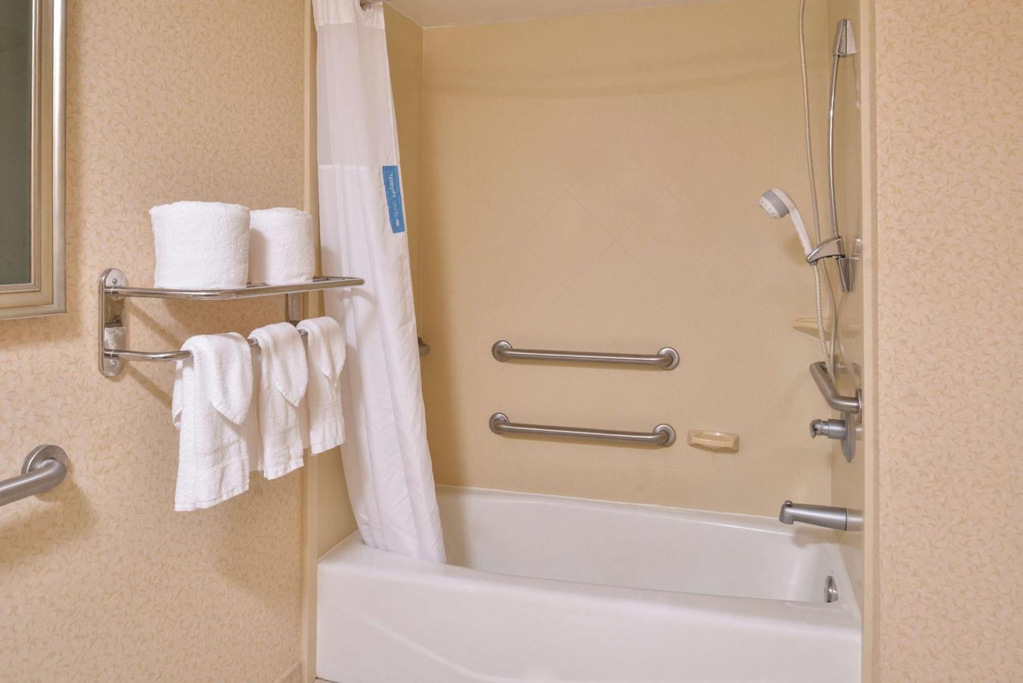 King Room Accessible Tub Mobility Hearing Access or Non-Smoking,1622402765:JPEG