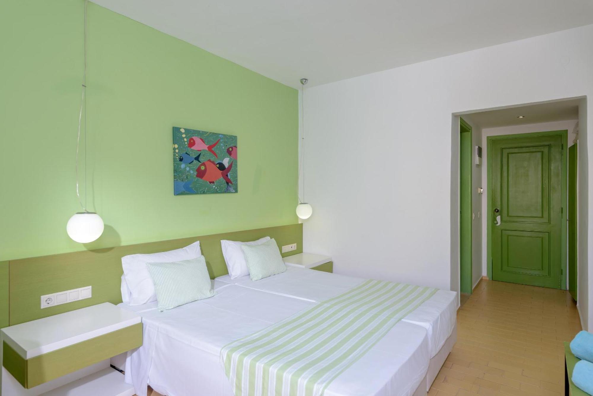 Double or Twin Room with Side Sea View,1622902543:JPEG