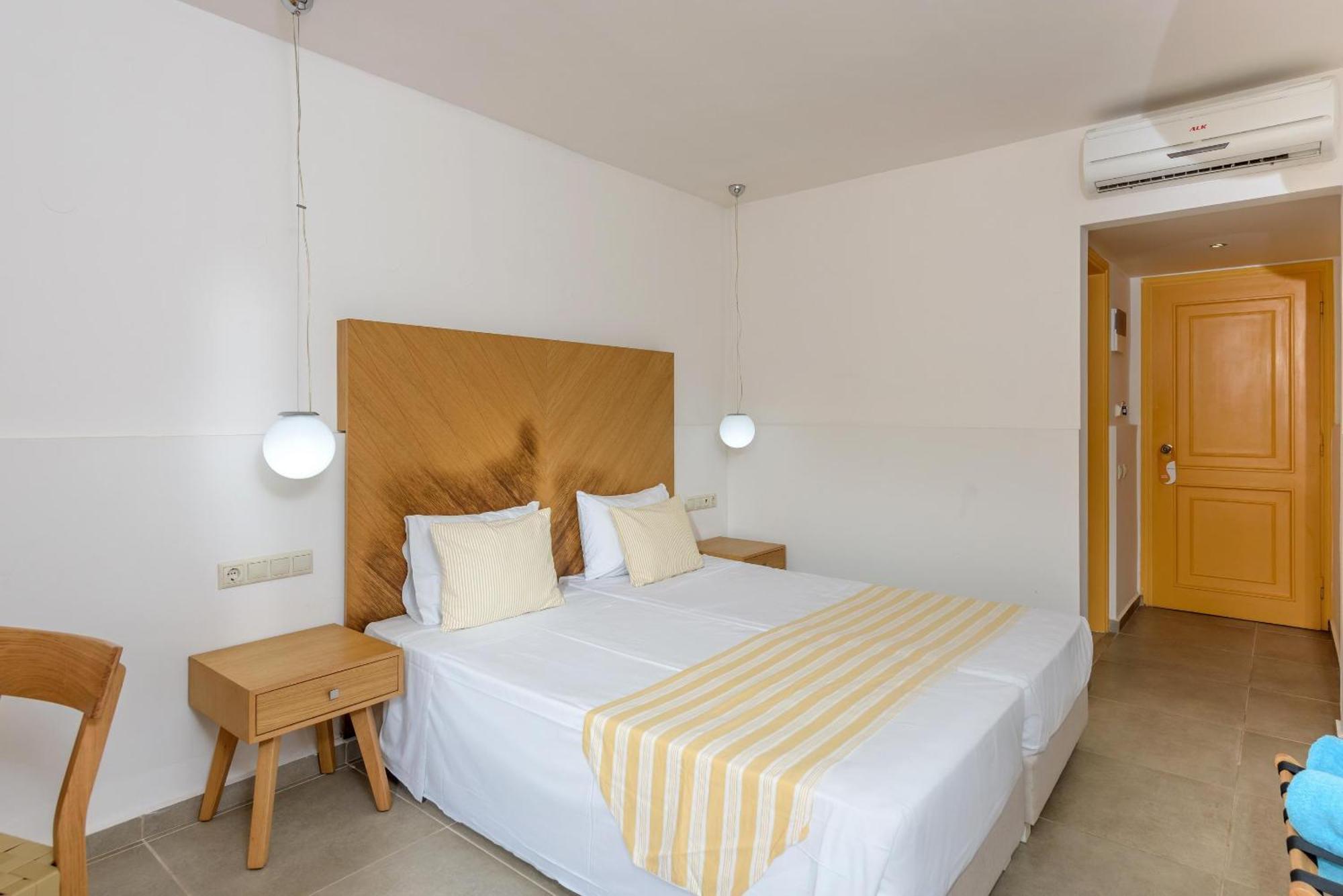 Double or Twin Room with Pool View,1622902590:JPEG