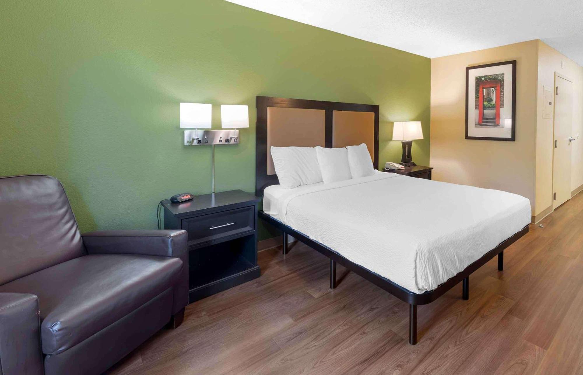 One Bedroom Suite 1 Queen Bed Non-Smoking,1624324183:JPEG