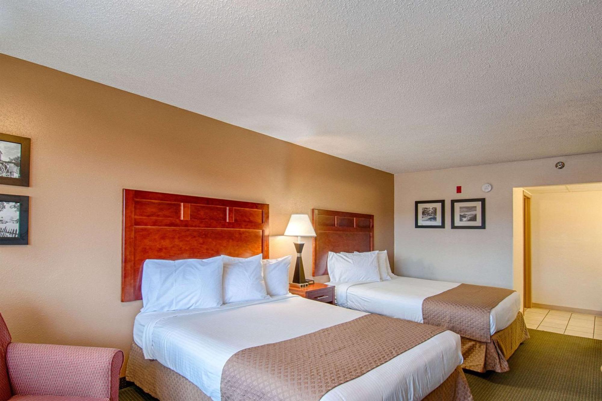 Efficiency Quadruple Room with Two Queen Beds - Non Smoking,1627240318:JPEG