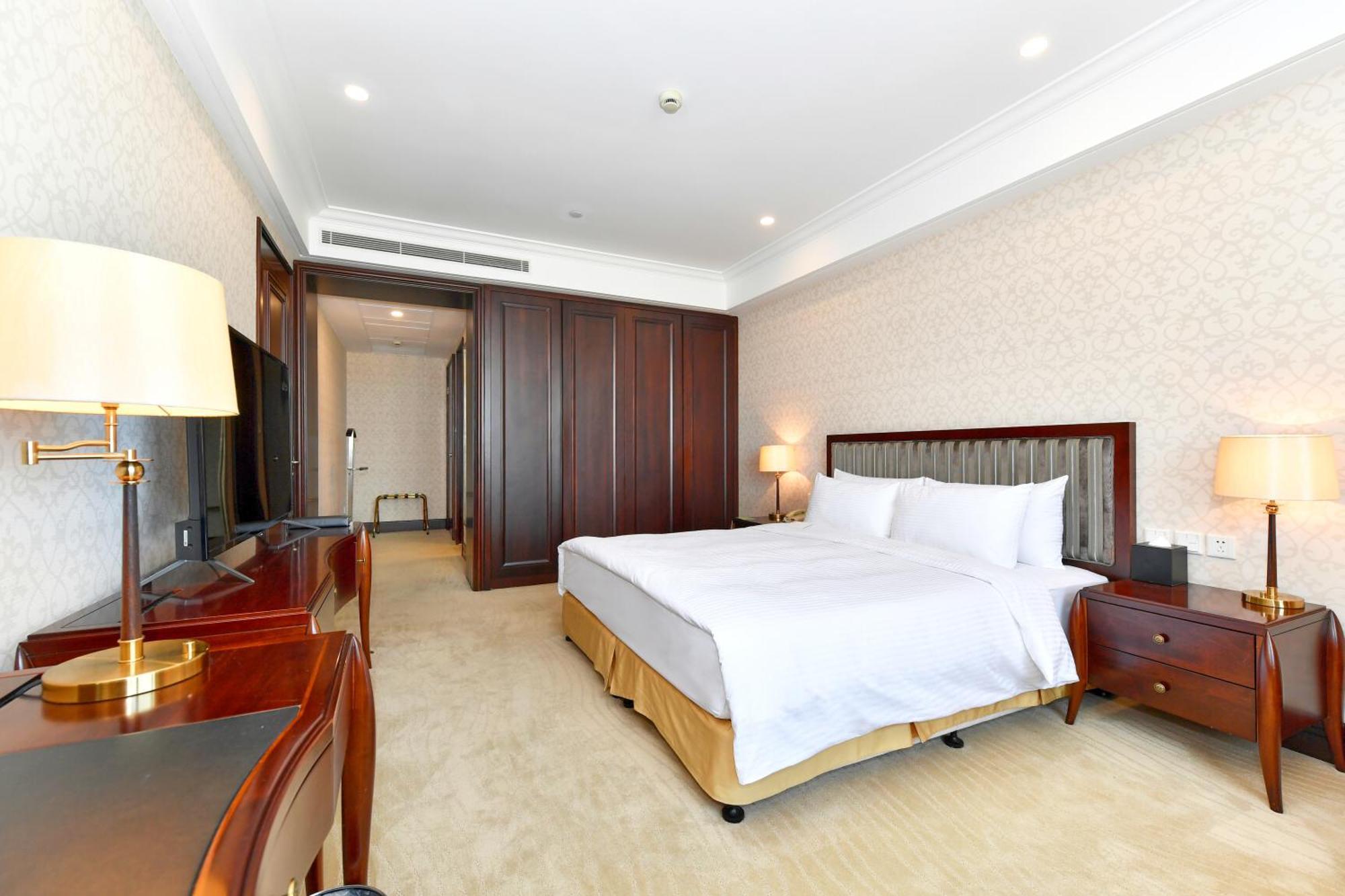 Hollywood Suite