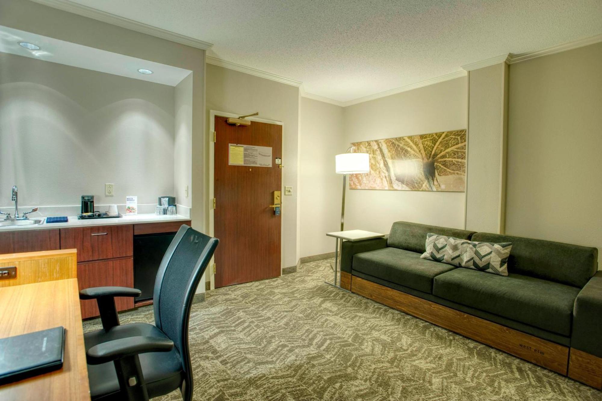 One-Bedroom Queen Suite with Sofa Bed,1633685751:JPEG